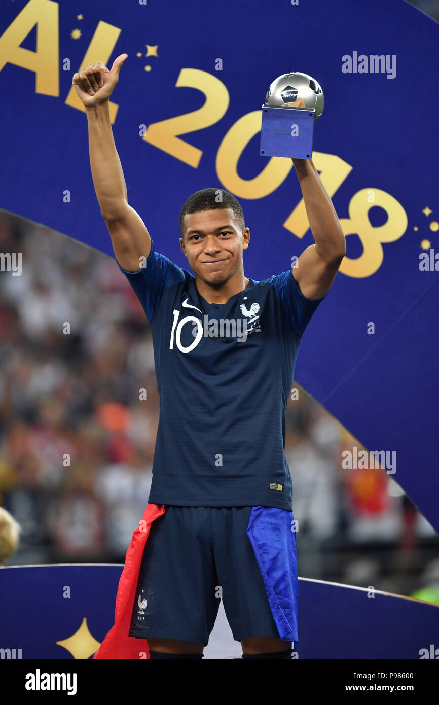 Moscow, Russland. 15th July, 2018. Presentation ceremony of the new World  Champion France: Kylian Mbappe (France) with the World Cup. GES/Football/World  Championship 2018 Russia, Final: France - Croatia, 15.07.2018  GES/Soccer/Football, Worldcup 2018