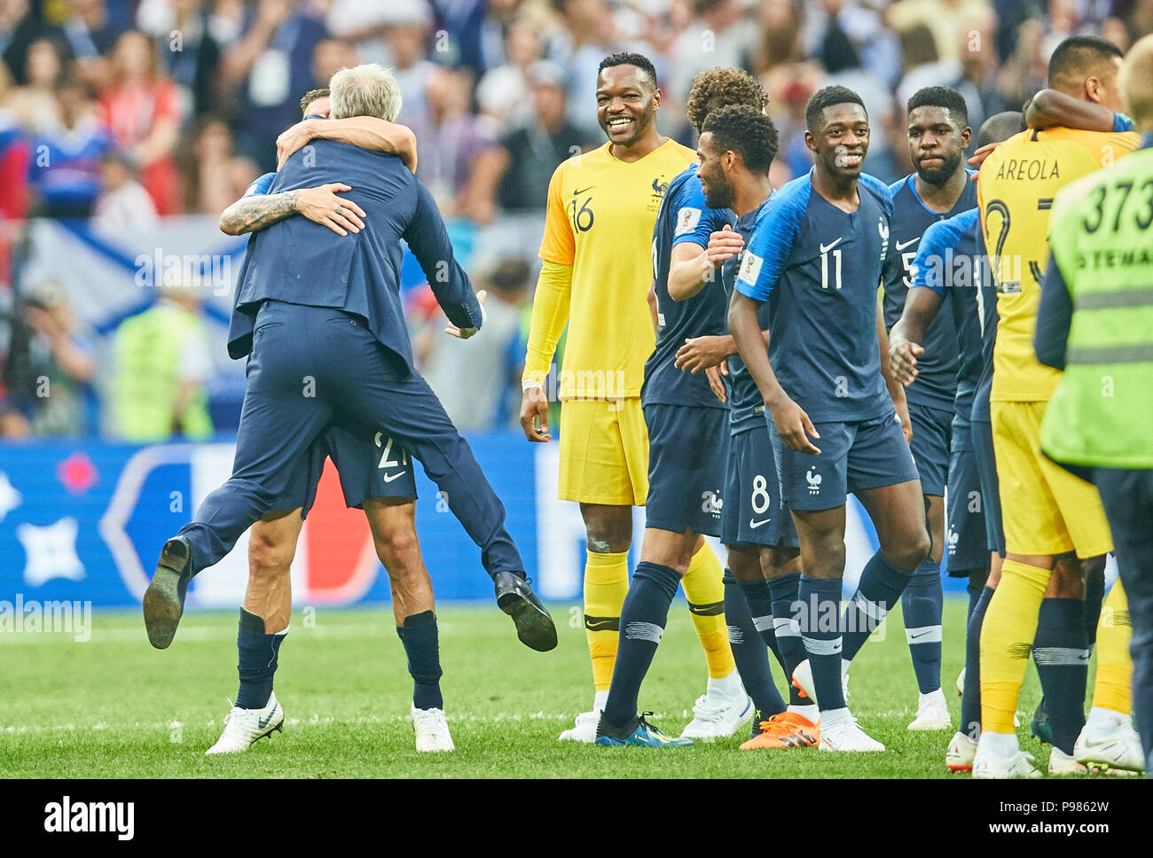Moscow, Russia. 15th July 2018. France - Croatia, Soccer, Moscow, July 15, 2018 Didier DESCHAMPS, FRA headcoach,  lifted by Lucas HERNANDEZ, FRA 21 at the Winners ceremonym Ousmane DEMBELE, FRA 11 Steve MANDANDA, FRA 16 goalkeeper,  FRANCE  - CROATIA 4-2 Football FIFA WORLD CUP 2018 RUSSIA, Final, Season 2018/2019,  July 15, 2018 in Luzhniki Stadium Moscow, Russia. © Peter Schatz / Alamy Live News Stock Photo