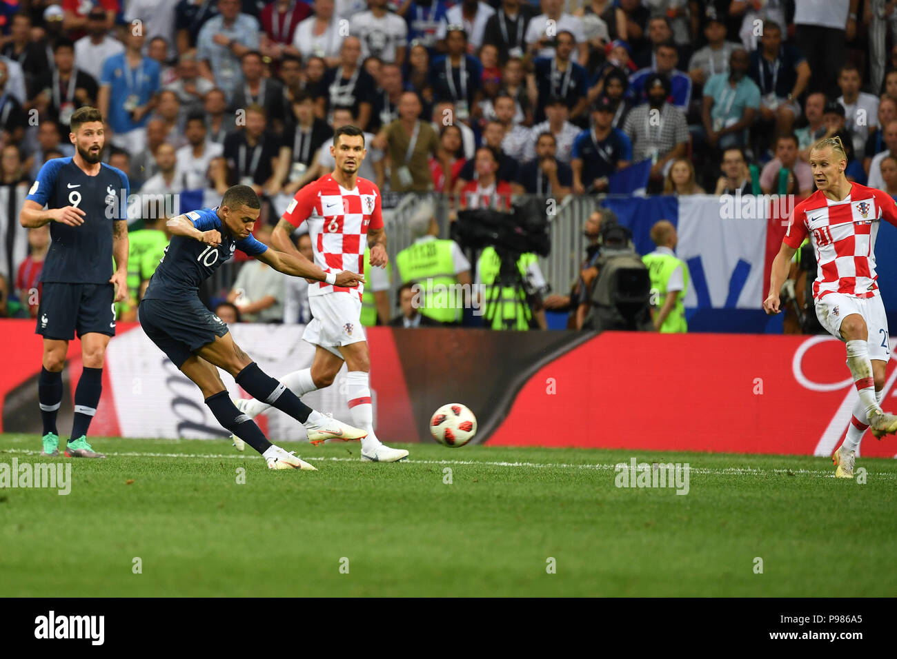 Moscow, Russland. 15th July, 2018. Presentation ceremony of the new World  Champion France: Kylian Mbappe (France) with the World Cup. GES/Football/World  Championship 2018 Russia, Final: France - Croatia, 15.07.2018  GES/Soccer/Football, Worldcup 2018