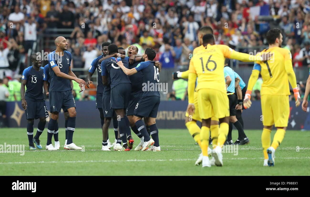 Moscow, Russland. 15th July, 2018. Philipp Lahm (World Champion 2014 with  Germany) brings the World Cup trophy to the award ceremony. GES/Football/World  Championship 2018 Russia, Final: France- Croatia, 15.07.2018  GES/Soccer/Football, World Cup