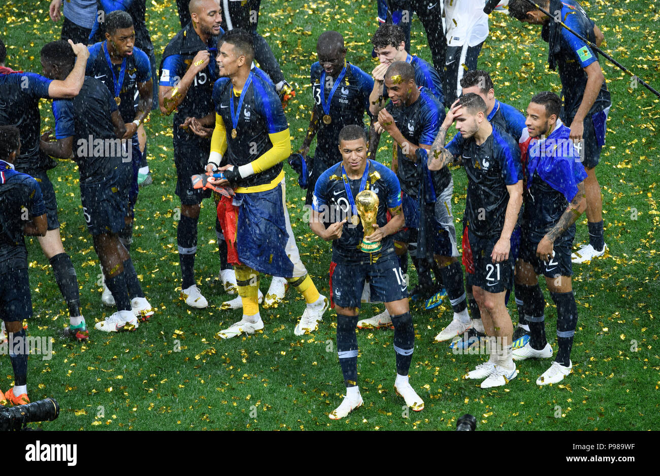 Moscow, Russland. 15th July, 2018. Presentation ceremony of the new World  Champion France: Kylian Mbappe (France) with the World Cup. GES/Football/World  Championship 2018 Russia, Final: France - Croatia, 15.07.2018  GES/Soccer/Football, Worldcup 2018