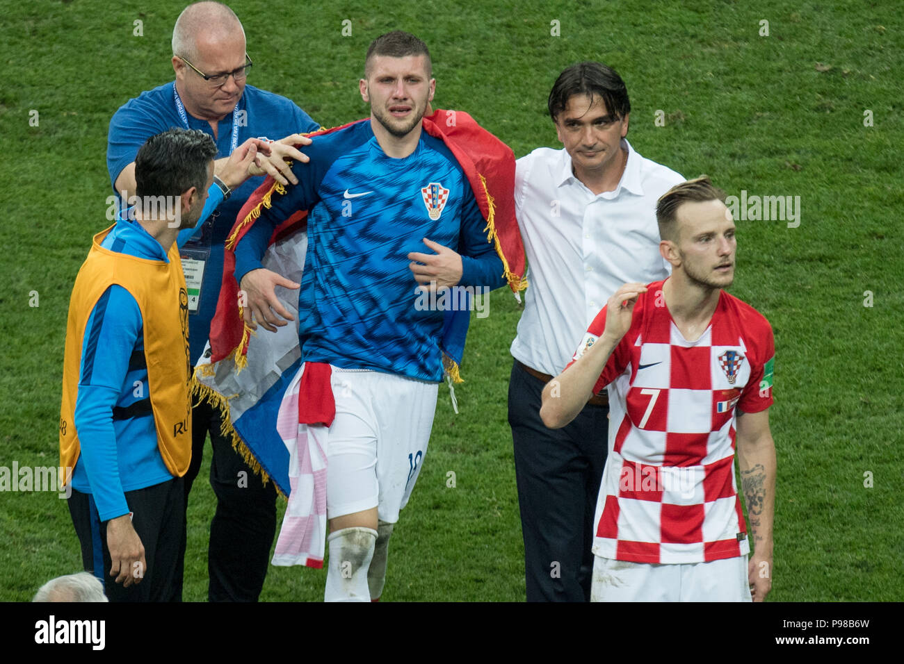 Moscow, Russland. 16th July, 2018. Ante REBIC (mi., CRO), Zlatko DALIC (2nd right to left, coach, CRO) and Ivan RAKITIC (CRO) are disappointed, disappointed, disappointed, disappointed, sad, frustrated, frustrated, hastate, half figure, half figure, France (FRA) - Croatia (CRO) 4: 2, Final, Game 64, on 15.07.2018 in Moscow; Football World Cup 2018 in Russia from 14.06. - 15.07.2018. | Usage worldwide Credit: dpa/Alamy Live News Stock Photo