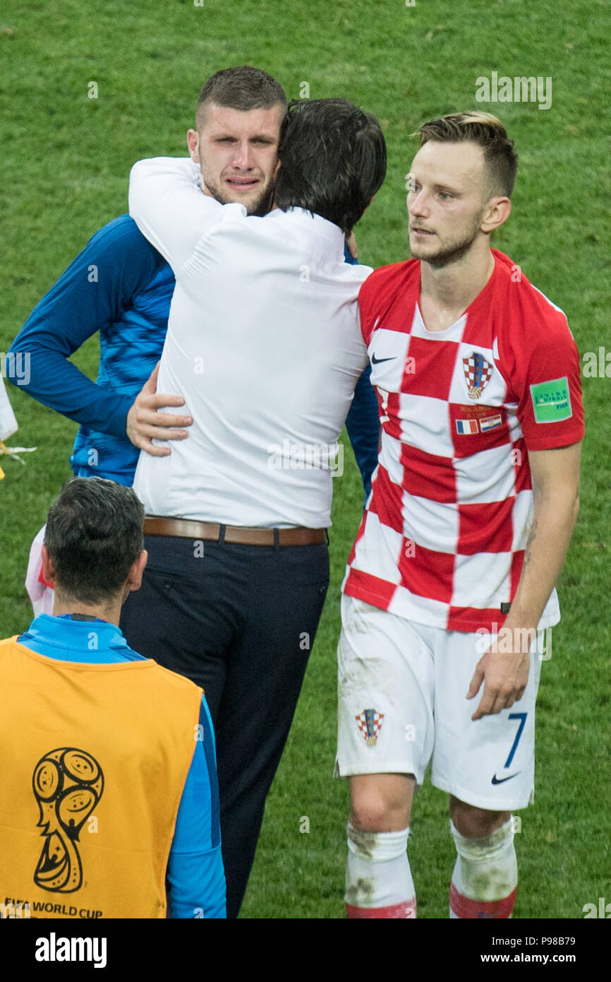 Moscow, Russland. 16th July, 2018. Ante REBIC (left, CRO), Zlatko DALIC (mi., Coach, CRO) and Ivan RAKITIC (CRO) are disappointed, disappointed, disappointed, disappointed, sad, frustrated, frustrated, late, half figure, half figure, portrait, crying, Cries, France (FRA) - Croatia (CRO) 4: 2, Final, Game 64, on 15.07.2018 in Moscow; Football World Cup 2018 in Russia from 14.06. - 15.07.2018. | Usage worldwide Credit: dpa/Alamy Live News Stock Photo