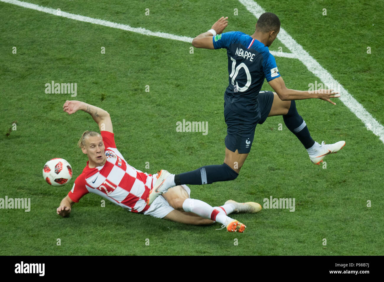 Moscow, Russland. 16th July, 2018. Domagoj VIDA (left, CRO) versus Kylian MBAPPE (FRA), Action, duels, France (FRA) - Croatia (CRO) 4: 2, Final, Game 64, on 15.07.2018 in Moscow; Football World Cup 2018 in Russia from 14.06. - 15.07.2018. | Usage worldwide Credit: dpa/Alamy Live News Stock Photo