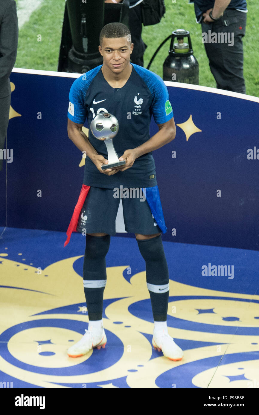 Moscow, Russland. 16th July, 2018. Kylian MBAPPE (FRA) wins the trophy for best youngster, award ceremony, full figure, FIFA Young Player Award, portrait format, France (FRA) - Croatia (CRO) 4: 2, final, game 64, on 15.07.2018 in Moscow; Football World Cup 2018 in Russia from 14.06. - 15.07.2018. | Usage worldwide Credit: dpa/Alamy Live News Stock Photo