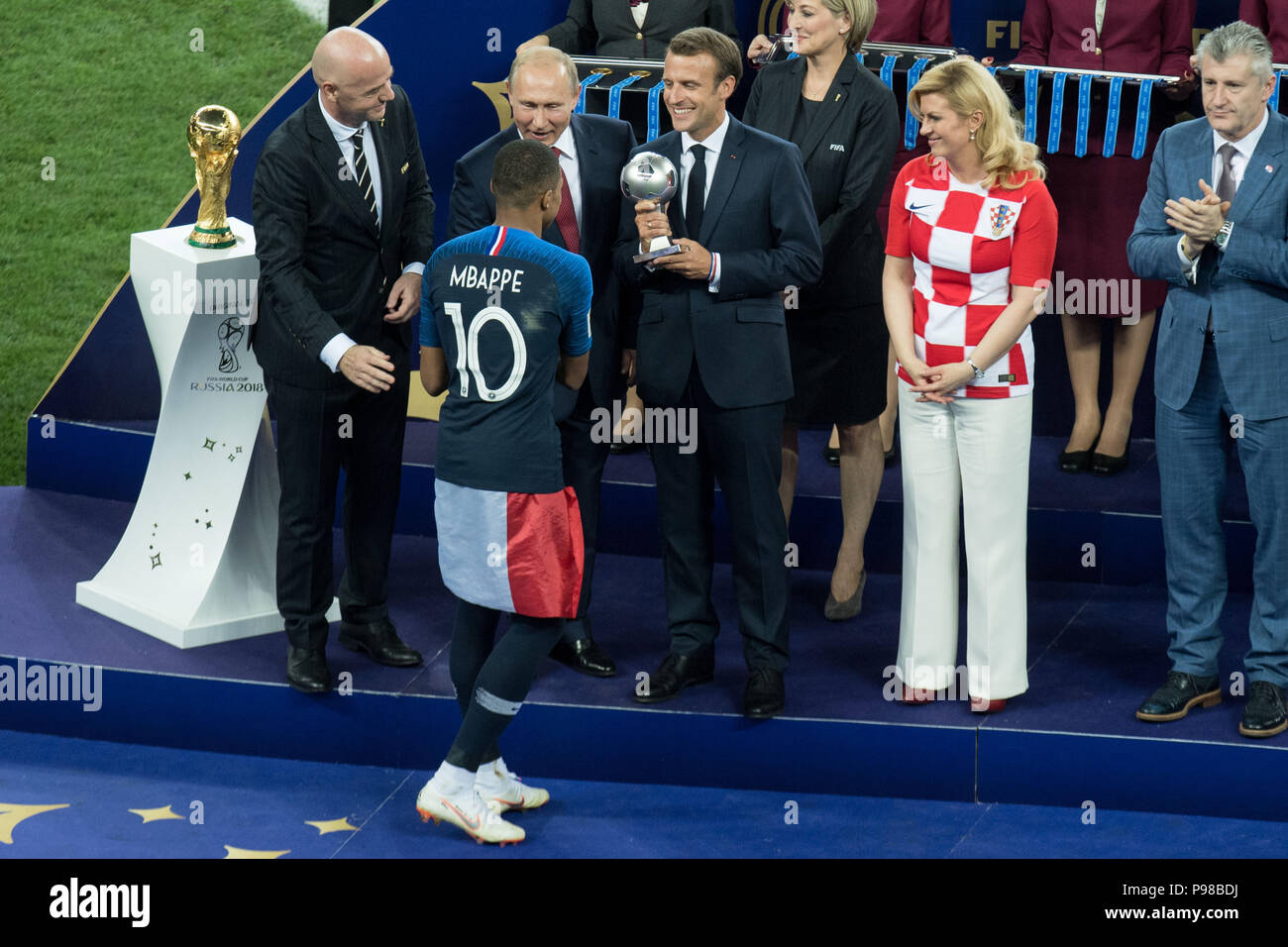 From left to right: Gianni INFANTINO (FIFA President), Vladimir PUTIN (President, RUS), Emmanuel MACRON (President, FRA), Croatia's Kolinda GRABAR-KITAROVIC (President, CRO), Kylian MBAPPE (FRA) receives the trophy for best youngster, award ceremony, whole FIGURE, FIFA Young Player Award, France (FRA) - Croatia (CRO) 4-2, Final, Game 64, on Jul 15, 1818 in Moscow; Football World Cup 2018 in Russia from 14.06. - 15.07.2018. | Usage worldwide Stock Photo