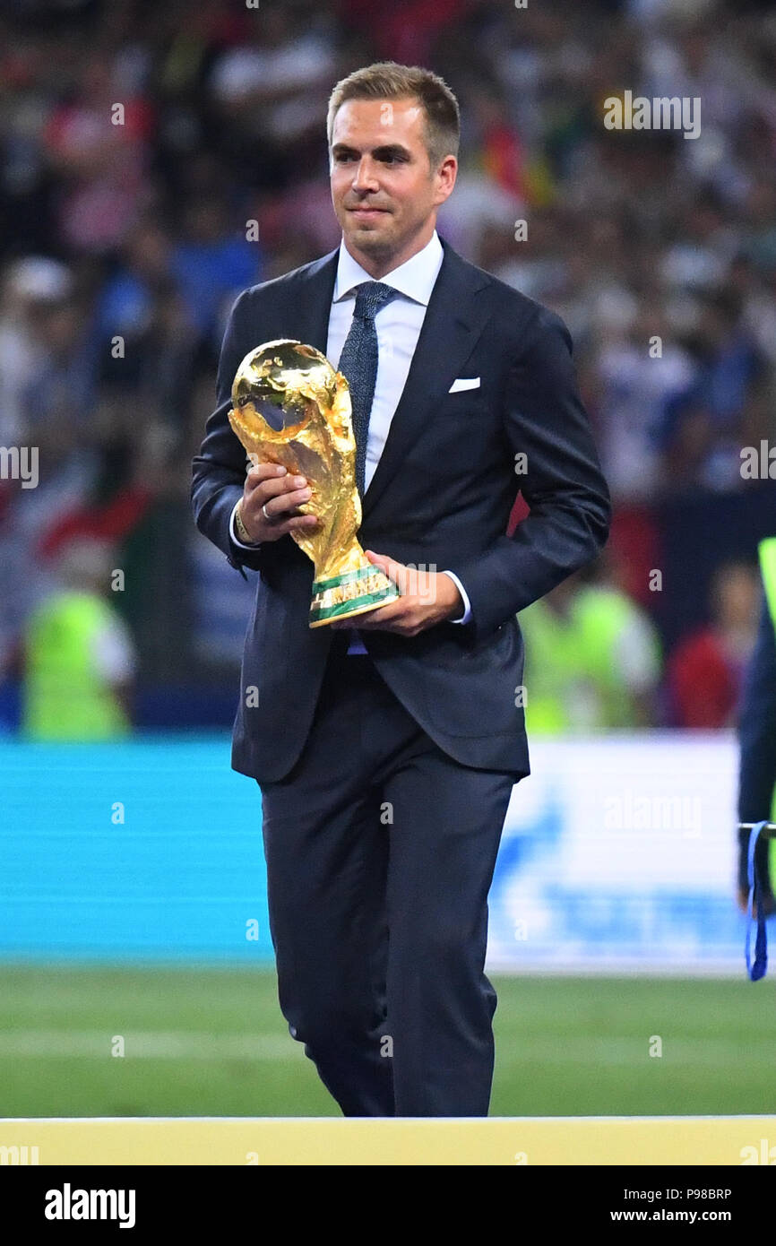 Moscow, Russland. 15th July, 2018. Philipp Lahm (World Champion 2014 with Germany) brings the World Cup trophy to the award ceremony. GES/Football/World Championship 2018 Russia, Final: France- Croatia, 15.07.2018 GES/Soccer/Football, World Cup 2018 Russia, Final: France vs. Croatia, Moscow, July 15, 2018 | usage worldwide Credit: dpa/Alamy Live News Stock Photo