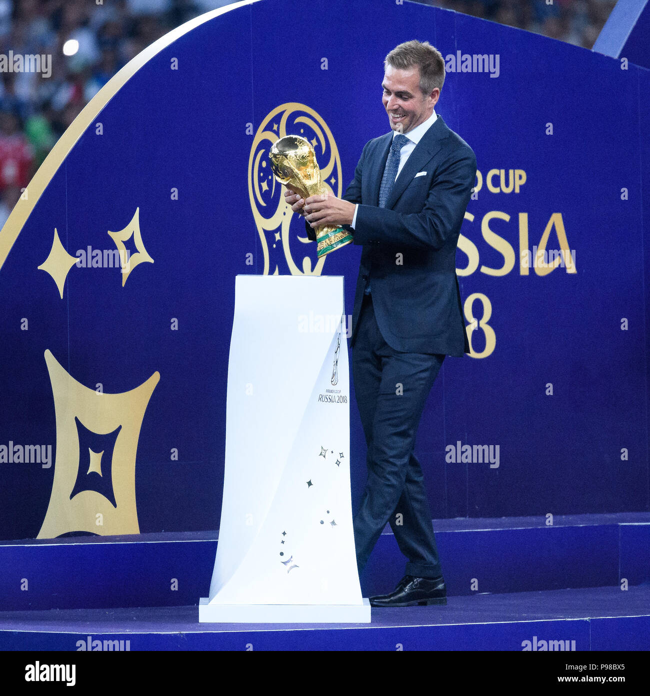 Moscow, Russland. 15th July, 2018. Philipp Lahm (World Champion 2014 with Germany) brings the World Cup trophy to the award ceremony. GES/Football/World Championship 2018 Russia, Final: France- Croatia, 15.07.2018 GES/Soccer/Football, World Cup 2018 Russia, Final: France vs. Croatia, Moscow, July 15, 2018 | usage worldwide Credit: dpa/Alamy Live News Stock Photo