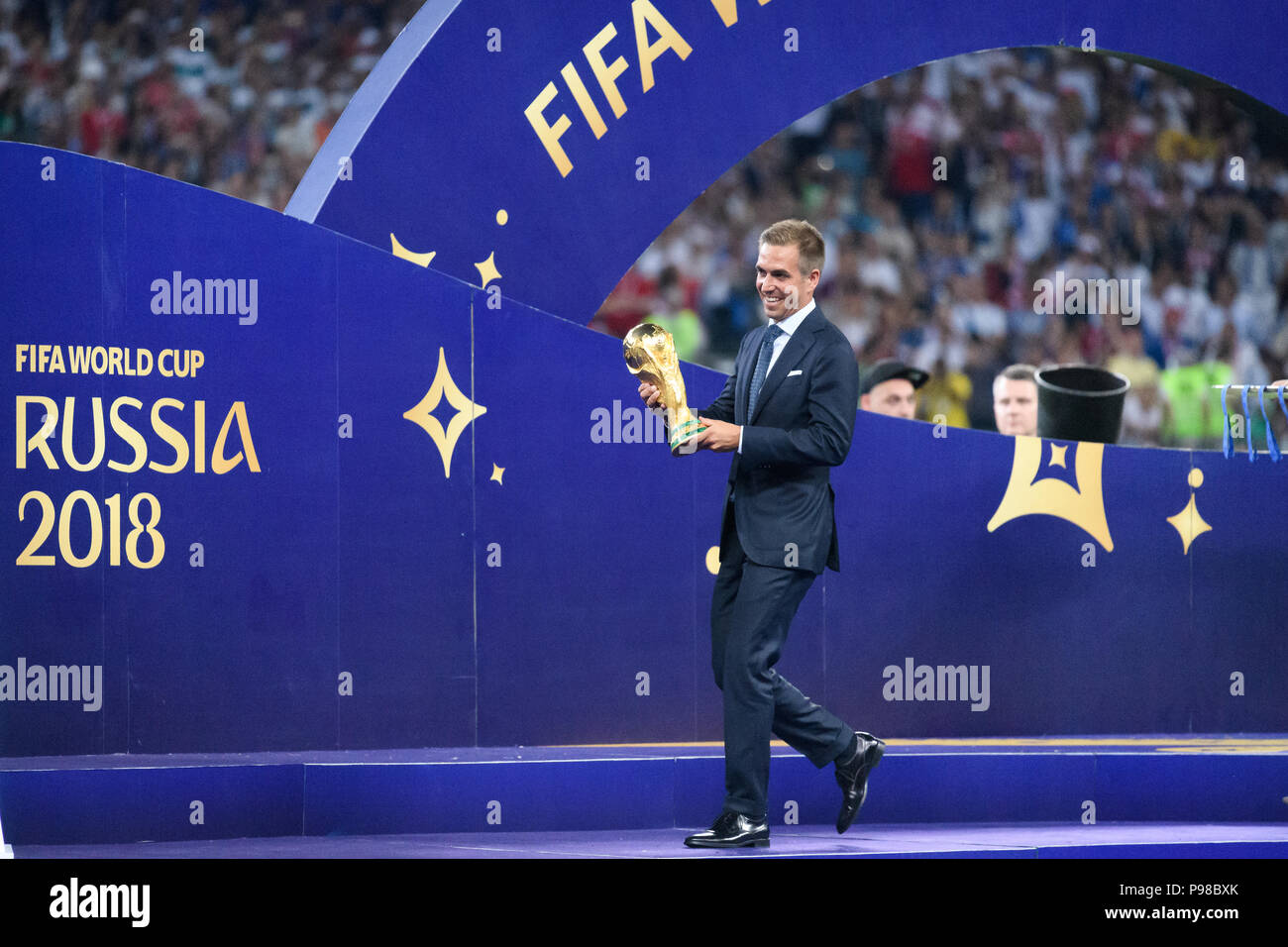 Moscow, Russland. 15th July, 2018. Philipp Lahm (World Champion 2014 with Germany) brings the World Cup trophy to the award ceremony. GES/Football/World Championship 2018 Russia, Final: France- Croatia, 15.07.2018 GES/Soccer/Football, World Cup 2018 Russia, Final: France vs. Croatia, Moscow, July 15, 2018 | usage worldwide Credit: dpa/Alamy Live News Stock Photo