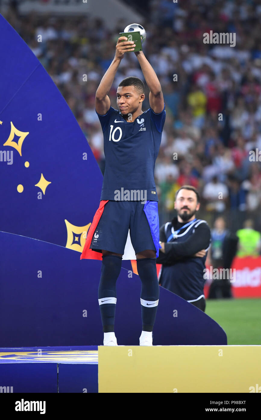 Moscow, Russland. 15th July, 2018. Presentation ceremony of the new World  Champion France: Kylian Mbappe (France) with the World Cup. GES/Football/World  Championship 2018 Russia, Final: France - Croatia, 15.07.2018  GES/Soccer/Football, Worldcup 2018