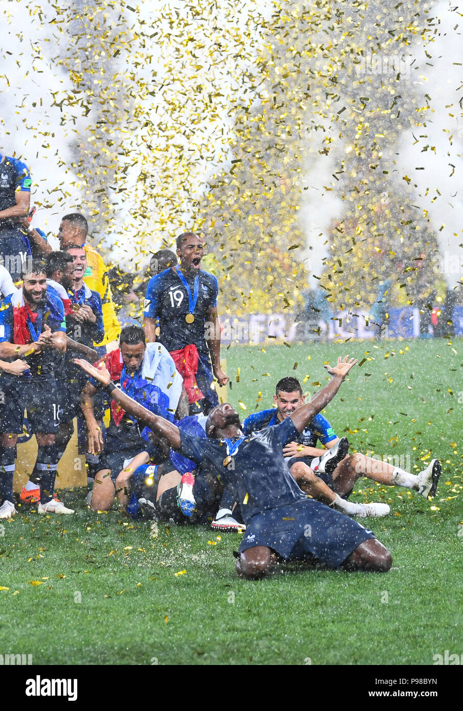 Moscow, Russland. 15th July, 2018. Winning ceremony: Handover of the World Cup trophy: Paul Pogba (France) in front. GES/Football/World Championship 2018 Russia, Final: France- Croatia, 15.07.2018 GES/Soccer/Football, World Cup 2018 Russia, Final: France vs. Croatia, Moscow, July 15, 2018 | usage worldwide Credit: dpa/Alamy Live News Stock Photo