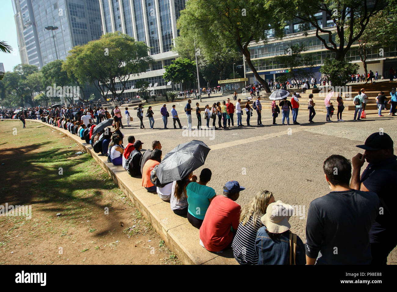 SÃO PAULO, SP - 16.07.2018: MUTIRÃO DE EMPREGOS EM SÃO PAULO - Thousands of people are due to apply for a job, among the 1800 offered in the area of ??commerce. The mutirão happens in the Trade Union of São Paulo. (Photo: Aloisio Mauricio/Fotoarena) Stock Photo