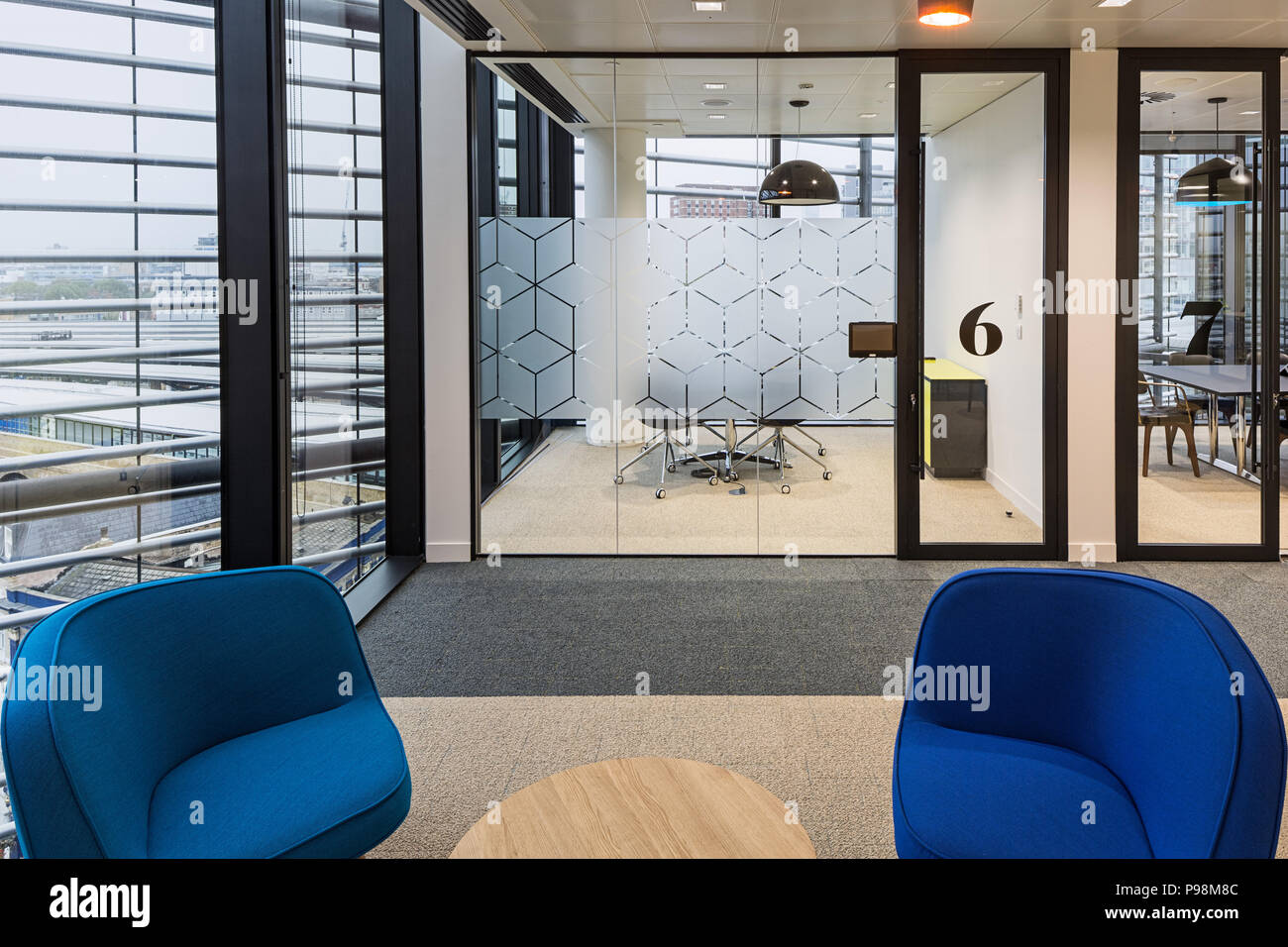 Office building meeting room hi-res stock photography and images - Alamy