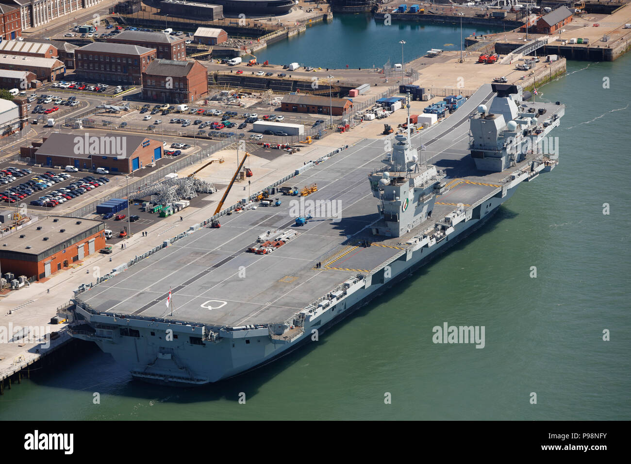 Aerial photograph of HMS Queen Elizabeth Stock Photo