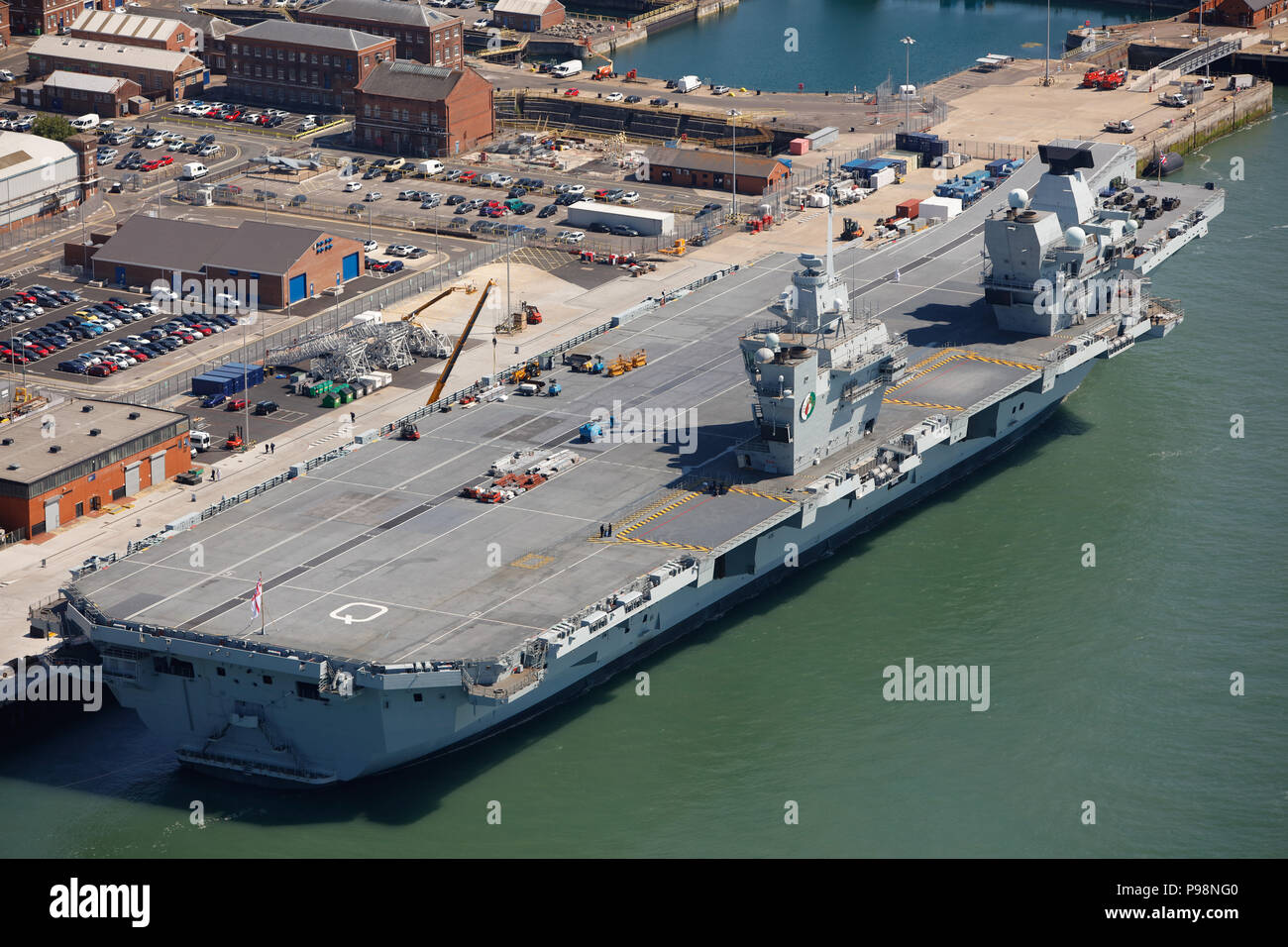 Aerial photograph of HMS Queen Elizabeth Stock Photo