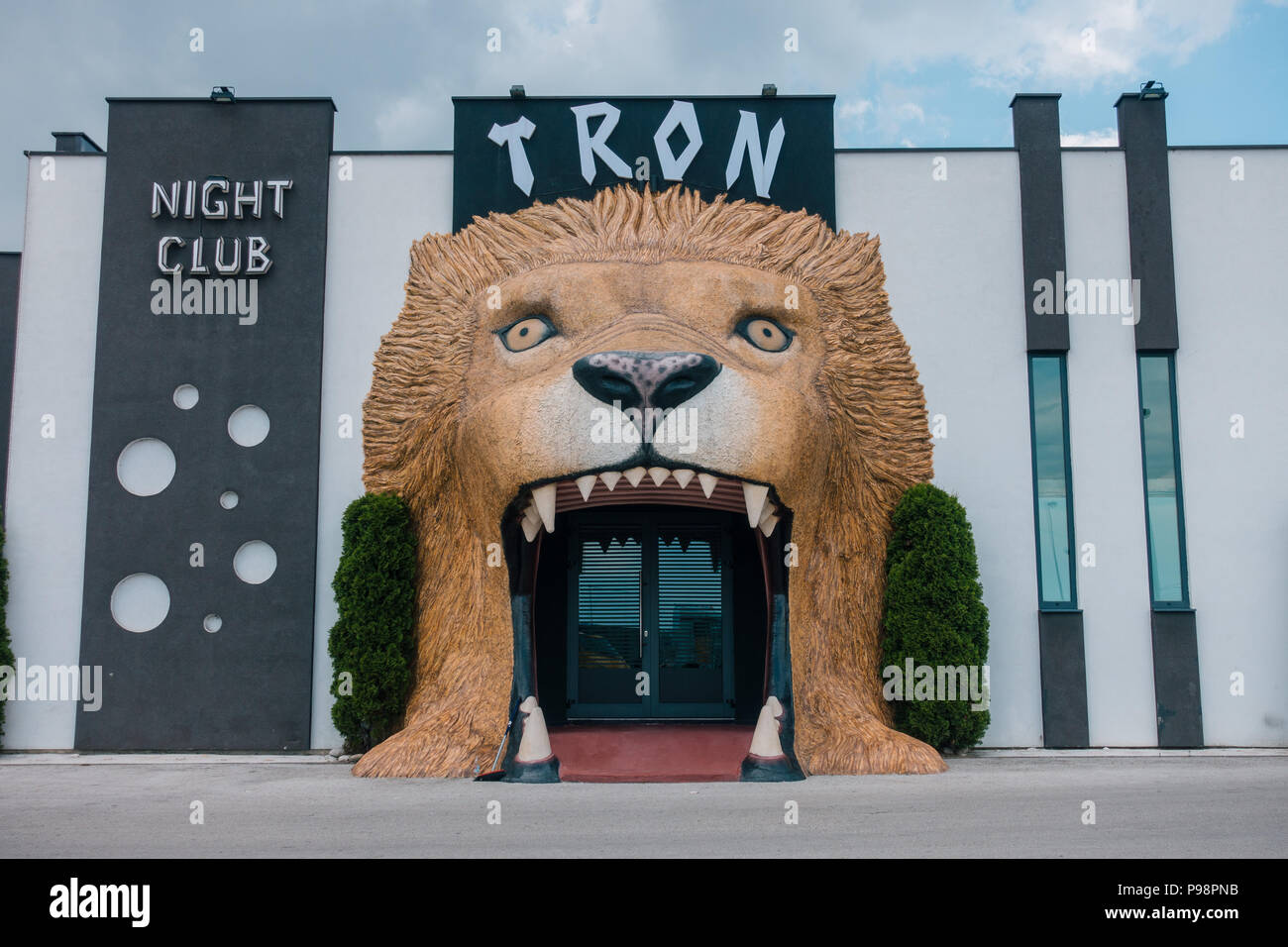 A giant lion head serves as the entrance to Tron night club on the outskirts of Travnik, Bosnia and Herzegovina Stock Photo