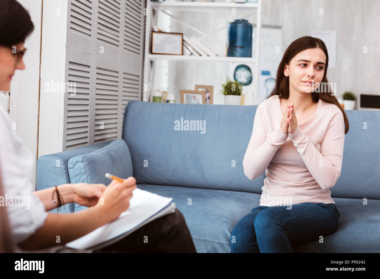 Discussion картинка. Explaining problem. Руководитель объясняет сотруднику. Мужчина объясняет сток. Темнокожая группа людей в офисе.