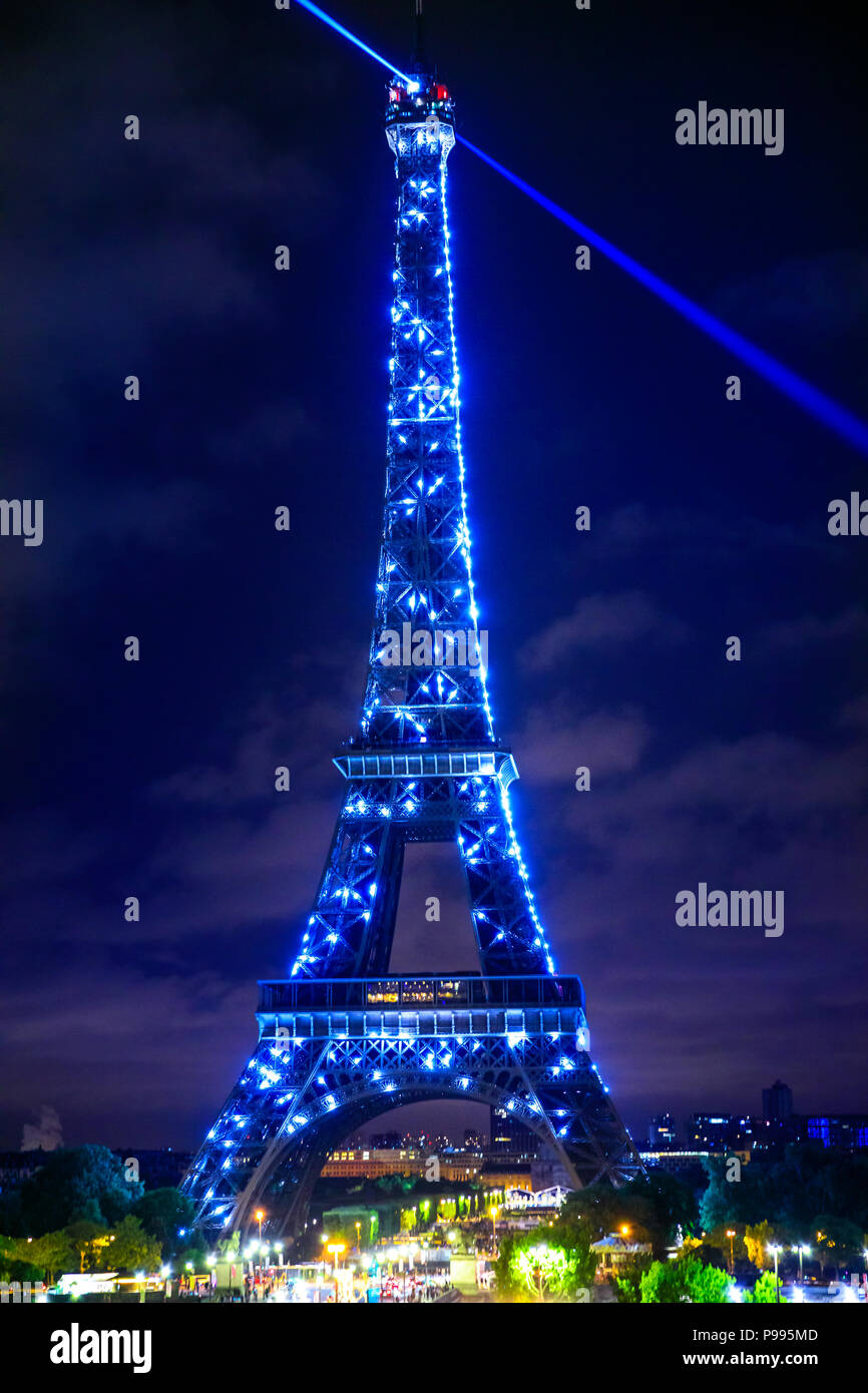 Paris, France - July 1, 2017: blue laser lights from the top of Eiffel  Tower shining at night. Eiffel Tower is a symbol of Paris. Vertical shot  from Jardins du Trocadero Stock Photo - Alamy