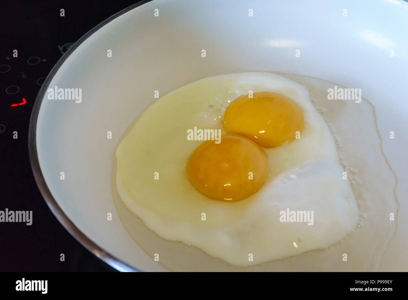 Yolker eggs hi-res stock photography and images - Alamy