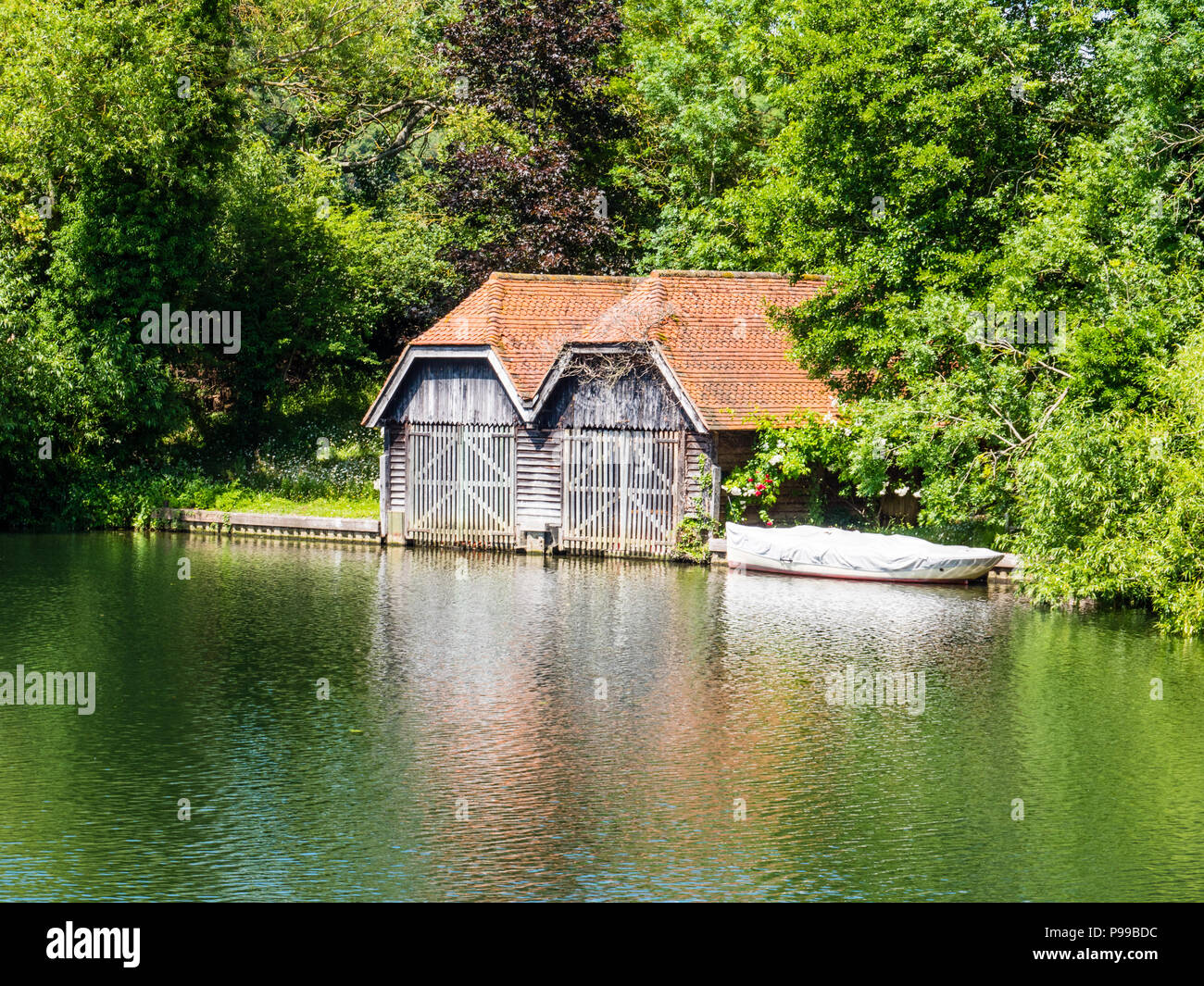 Boat House, Hambleden Lock and Weir, River Thames, Berkshire, England, UK, GB. Stock Photo