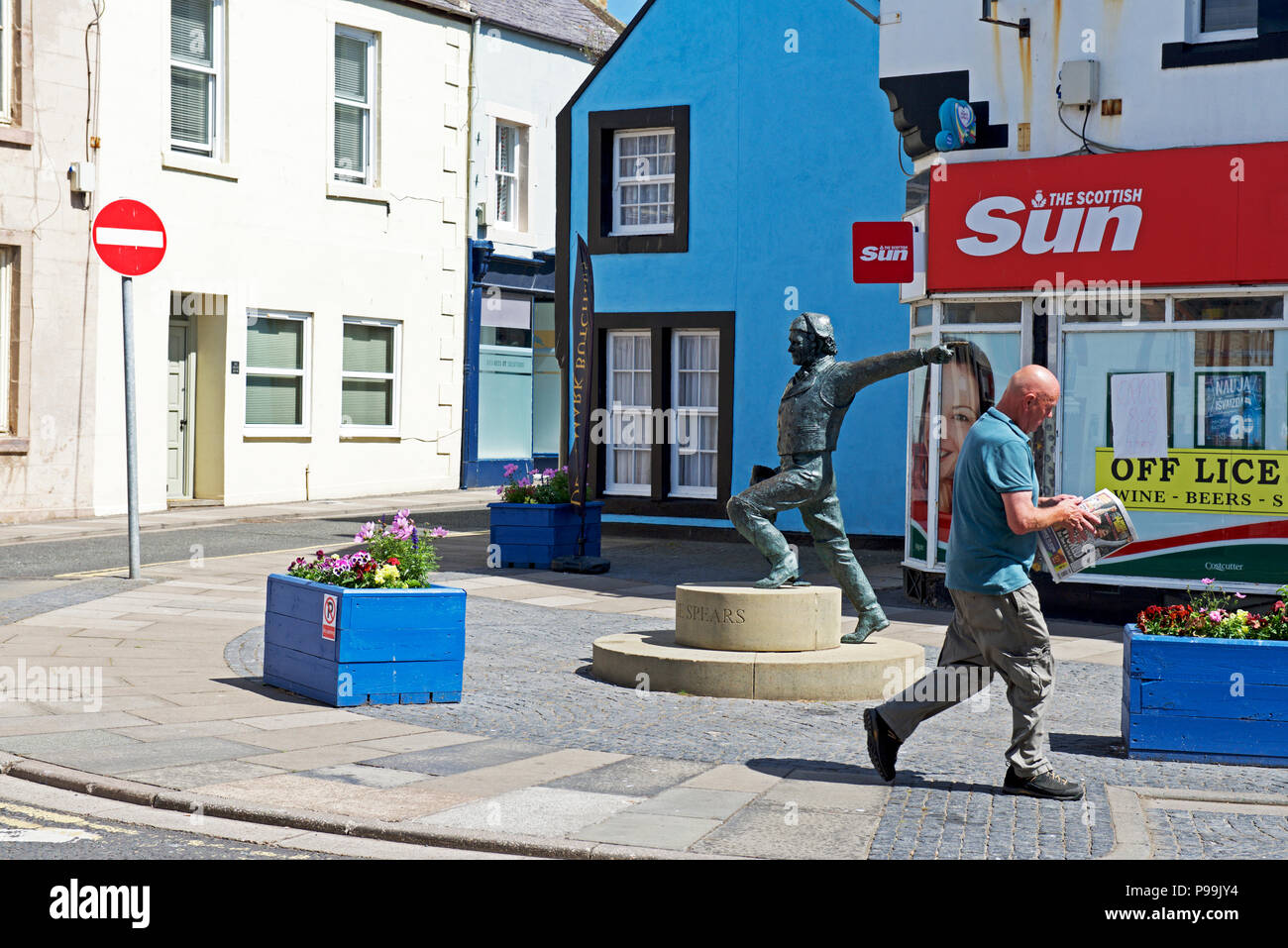 Statue of fisherman Willy Shears, Eyemouth, Berwickshire, Borders, Scotland UK Stock Photo