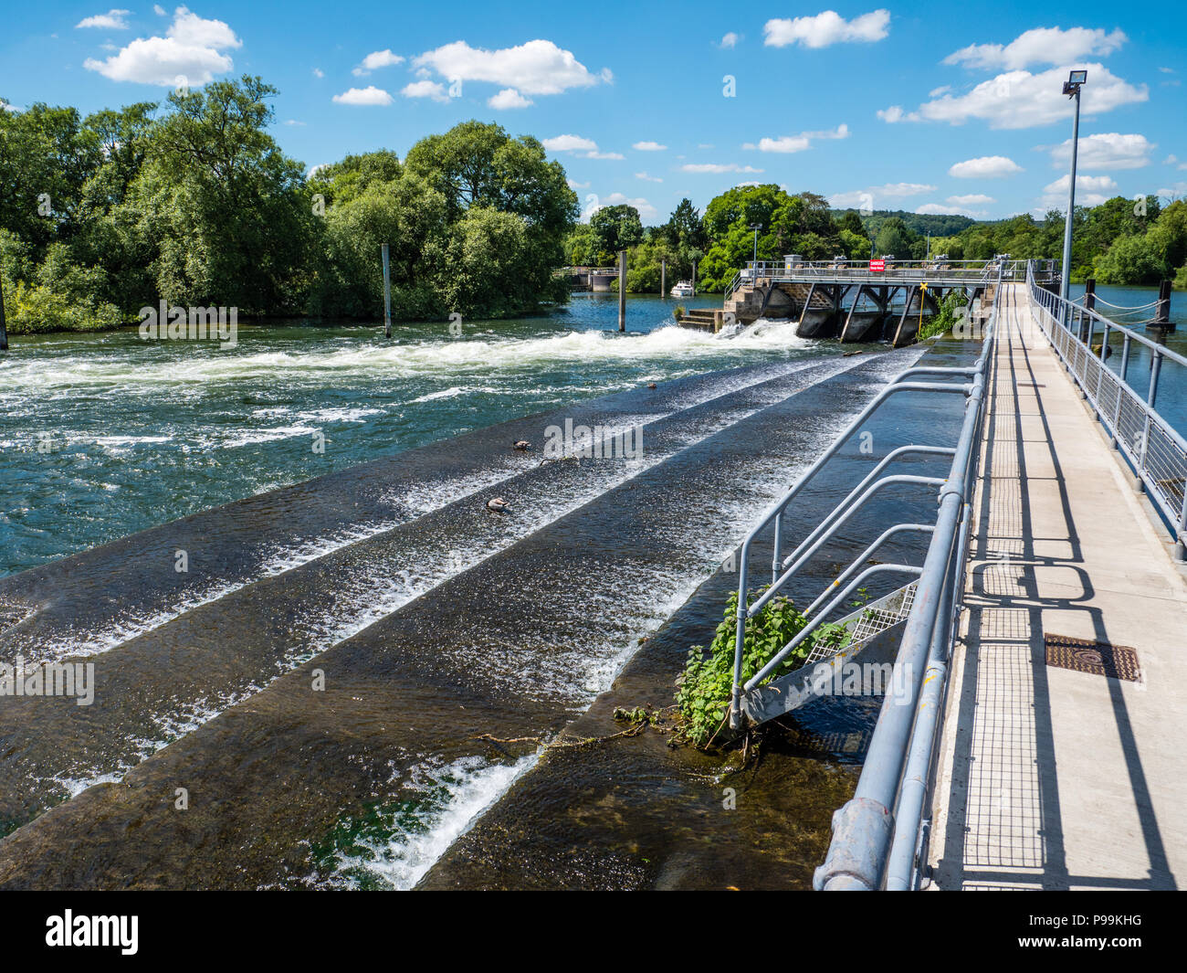 Flood Control, Hambleden Lock and Weir, River Thames, Berkshire, England, UK, GB. Stock Photo