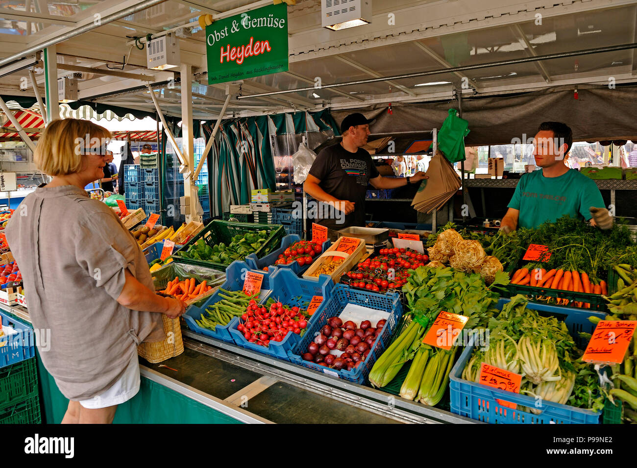 Germany, North Rhine-Westphalia weekly market in Essen Stock Photo
