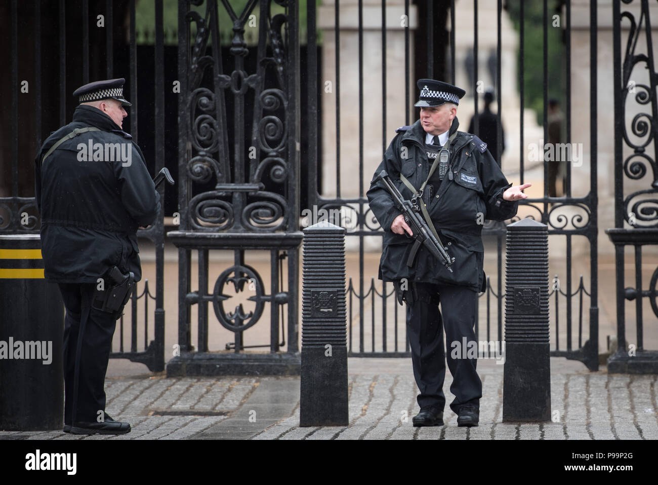 Horse Guards Arch, Whitehall, London, UK. 18th May 2016. Security in Westminster remains high this morning as hundreds of police officers and road blo Stock Photo