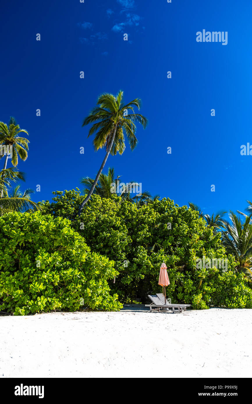 Hot weather tropical beach hi-res stock photography and images - Alamy