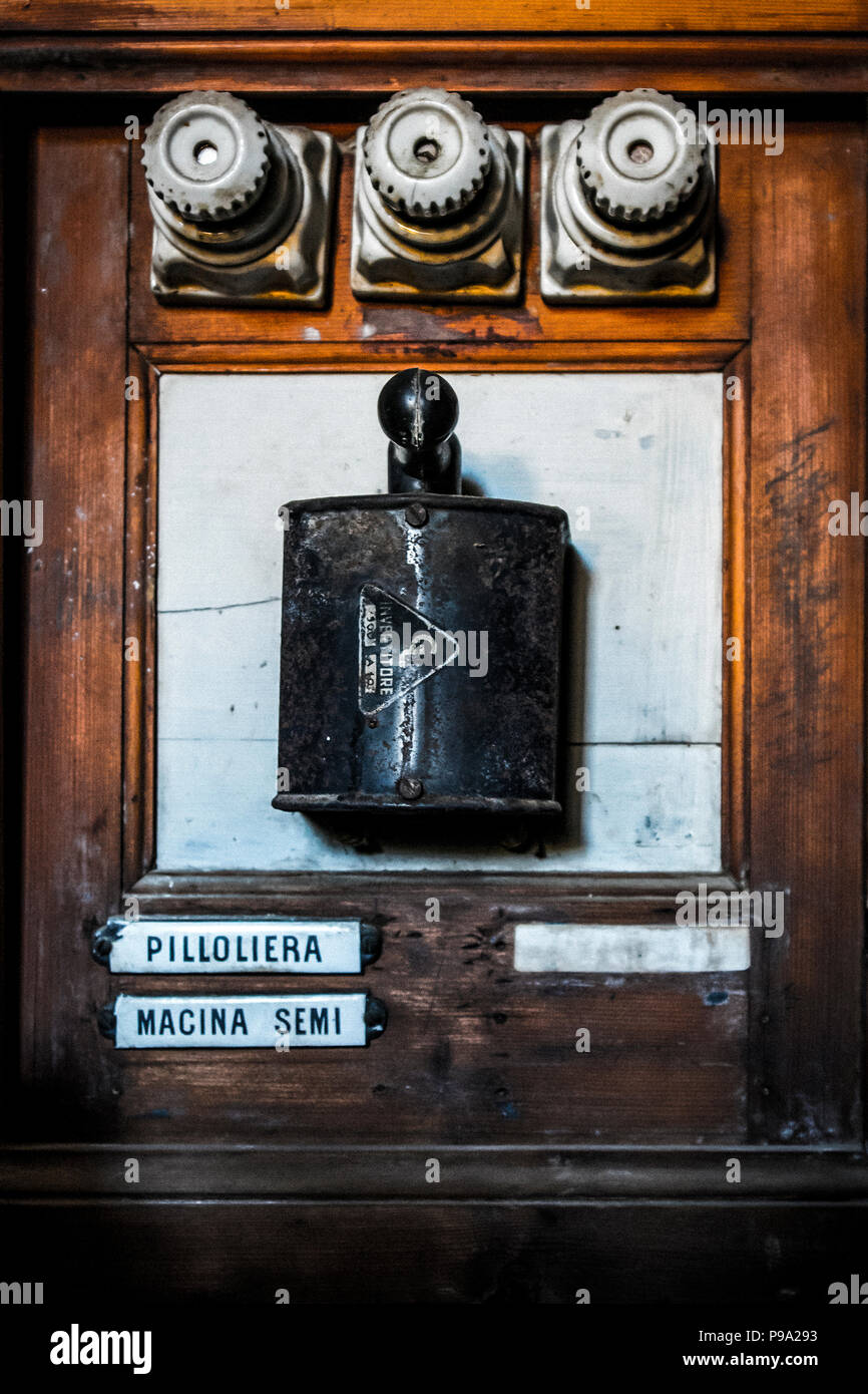 Machine to make pills in a laboratory of the old Pharmacy and Apothecary 'Farmacia di S. Maria della Scala' in Piazza della Scala in Trastevere quarter, Rome, Italy Stock Photo