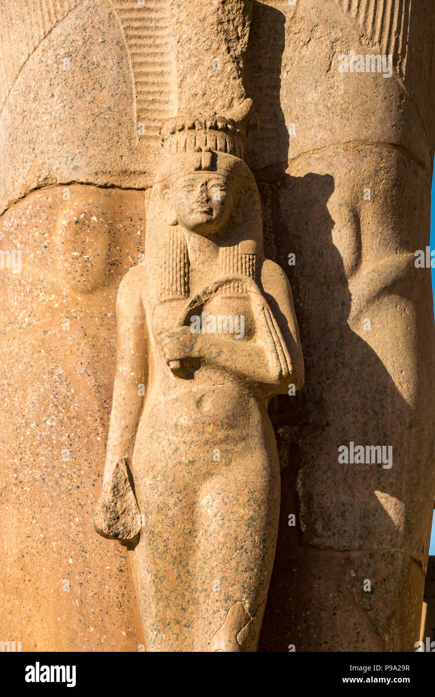 Detail of colossal statue and miniature figure of wife of Pinedjem I, High Priest of Amun, second pylon, Karnak Temple. Luxor, Egypt, Africa Stock Photo