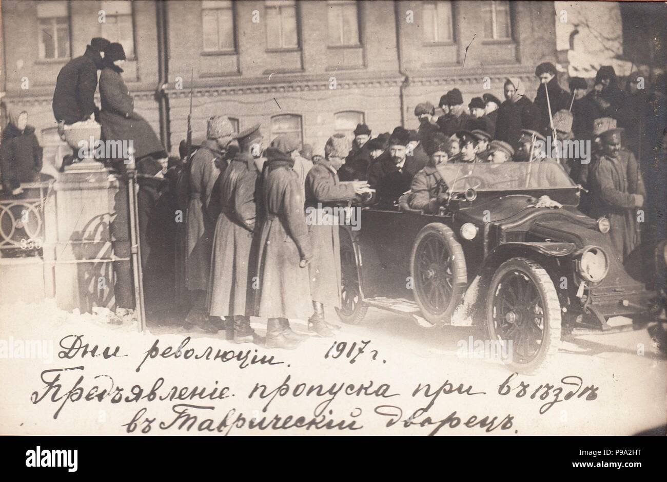 The days of the revolution. Controlling an entrance permit to the Tauride Palace. Museum: Russian State Film and Photo Archive, Krasnogorsk. Stock Photo