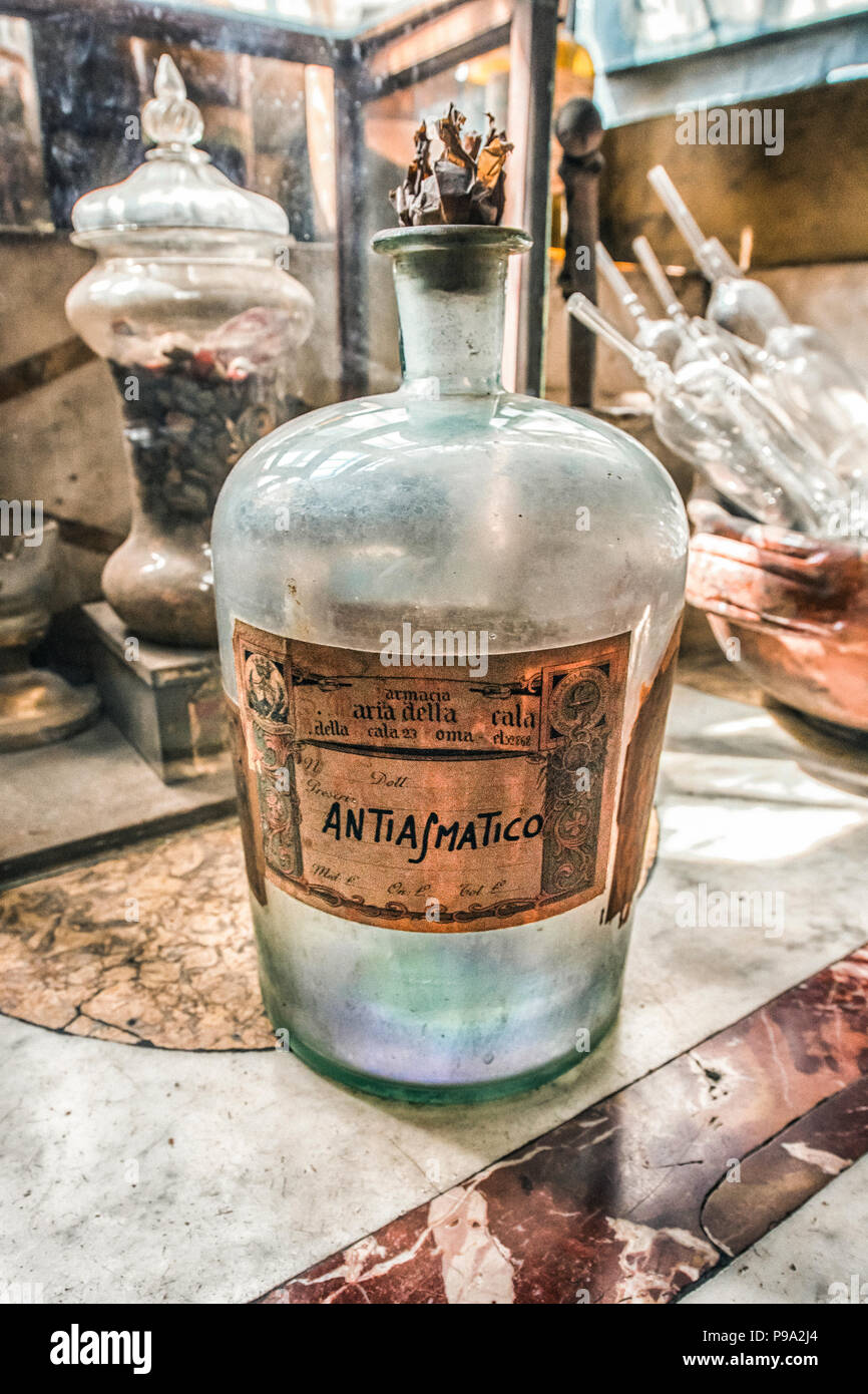 Anti-asthmatic bottle in the back room of the main hall of the old Pharmacy and Apothecary 'Farmacia di S. Maria della Scala' in Piazza della Scala in Trastevere quarter, Rome, Italy Stock Photo