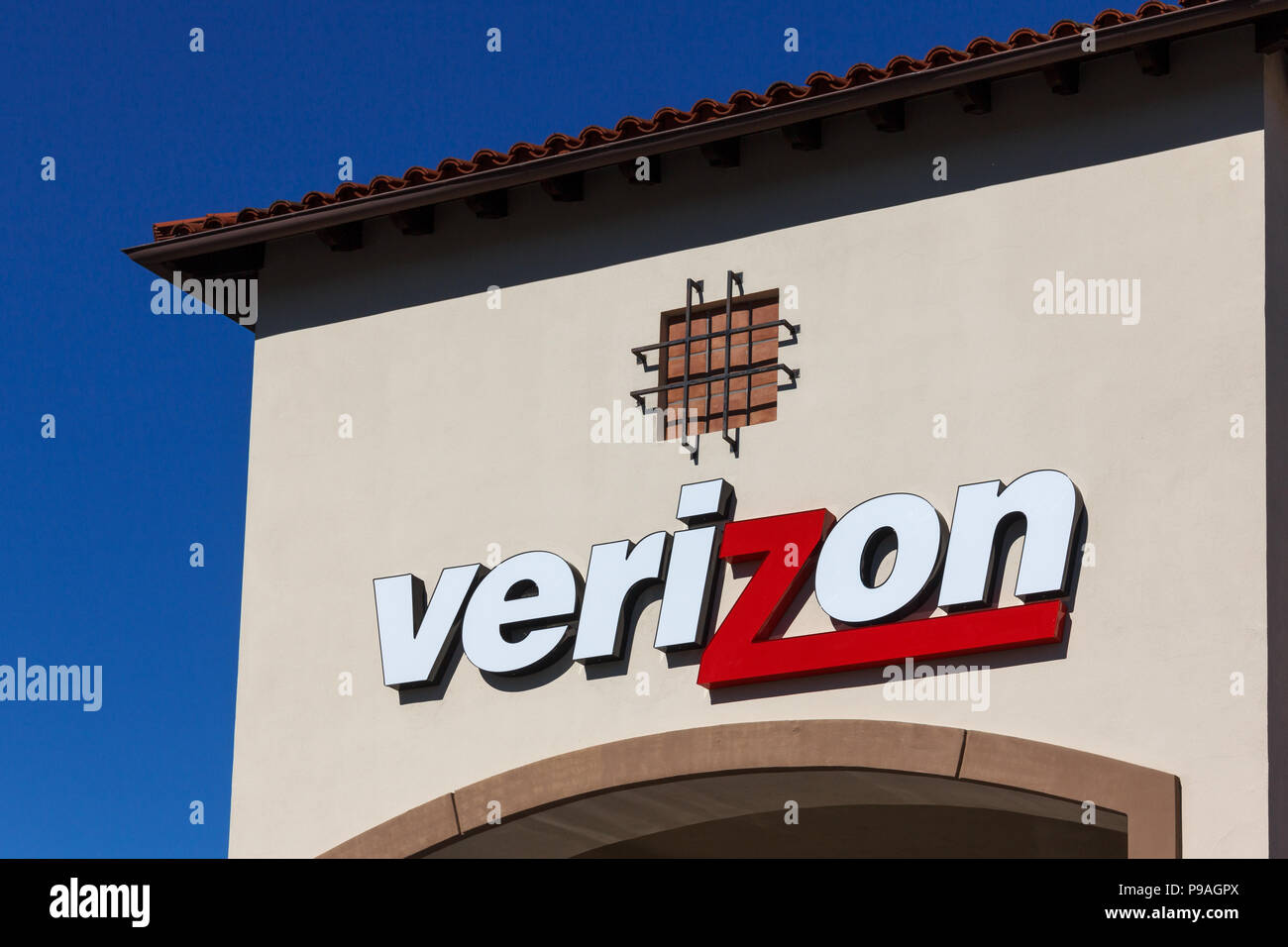 VALENCIA, CA/USA - NOVEMBER 11, 2015:  Verizon Wireless retail store. Verizon Wireless is a wholly owned subsidiary of Verizon Communications, Inc. Stock Photo