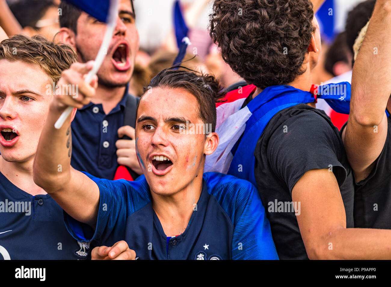 Paris, France. 15th July, 2018. Large crowds turn out in Paris to watch ...