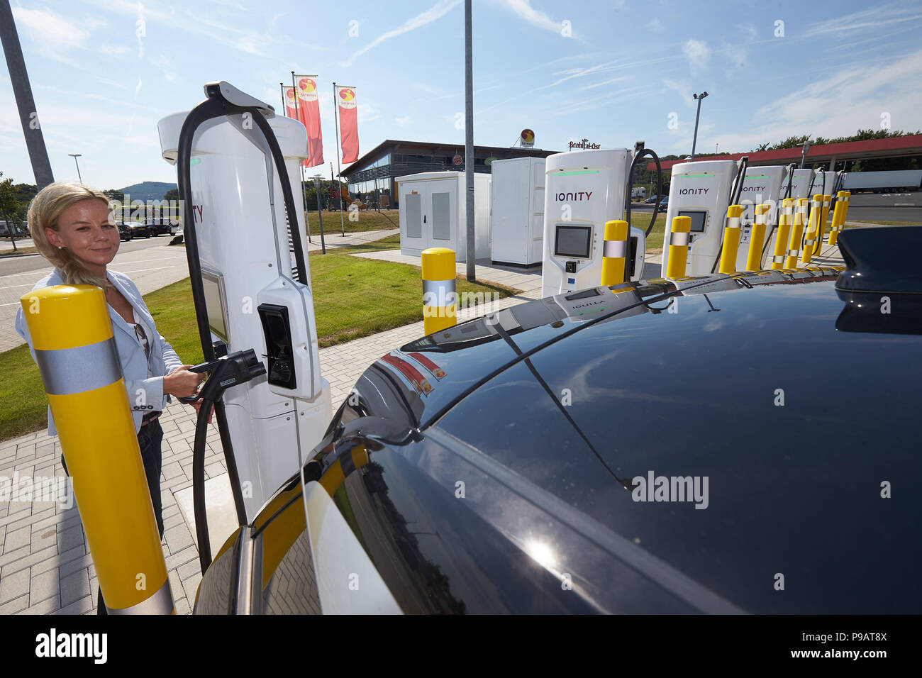 Brohltal, Germany. 28th June, 2018. A driver charging her electric car