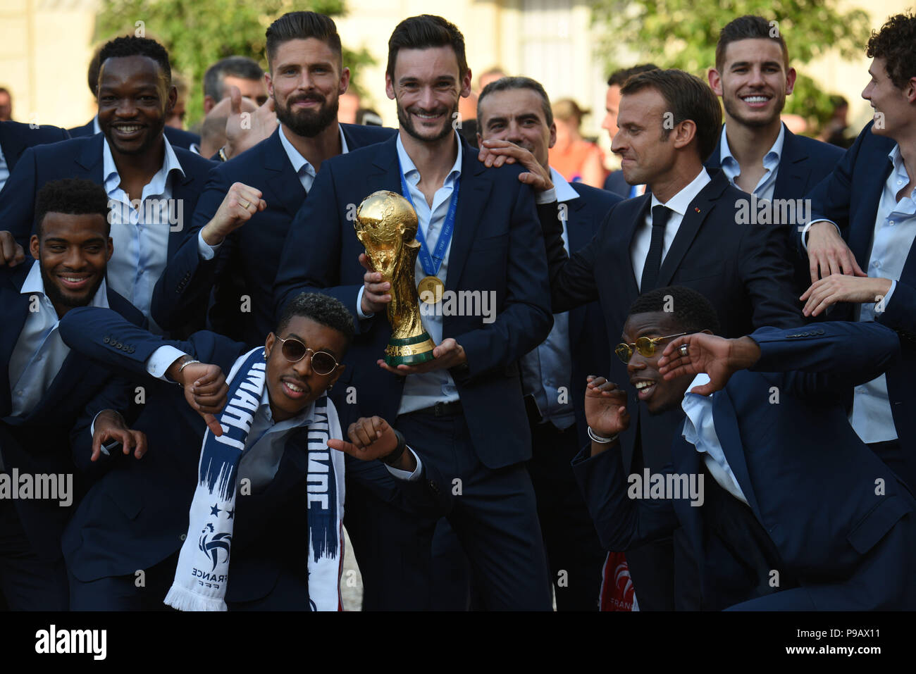 Paris, France. 16th July 2018. French President Emmanuel Macron welcomes the French football team at the presidential Elysee palace in the wake of France's World Cup victory. Le president francais Emmanuel Macron accueille les joueurs de l'equipe de France  au palais de l'Elysee apres leur victoire en Coupe du Monde. *** FRANCE OUT / NO SALES TO FRENCH MEDIA *** Credit: Idealink Photography/Alamy Live News Stock Photo