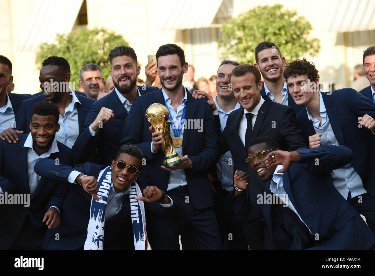 Paris, France. 16th July 2018. French President Emmanuel Macron welcomes the French football team at the presidential Elysee palace in the wake of France's World Cup victory. Le president francais Emmanuel Macron accueille les joueurs de l'equipe de France  au palais de l'Elysee apres leur victoire en Coupe du Monde. *** FRANCE OUT / NO SALES TO FRENCH MEDIA *** Credit: Idealink Photography/Alamy Live News Stock Photo