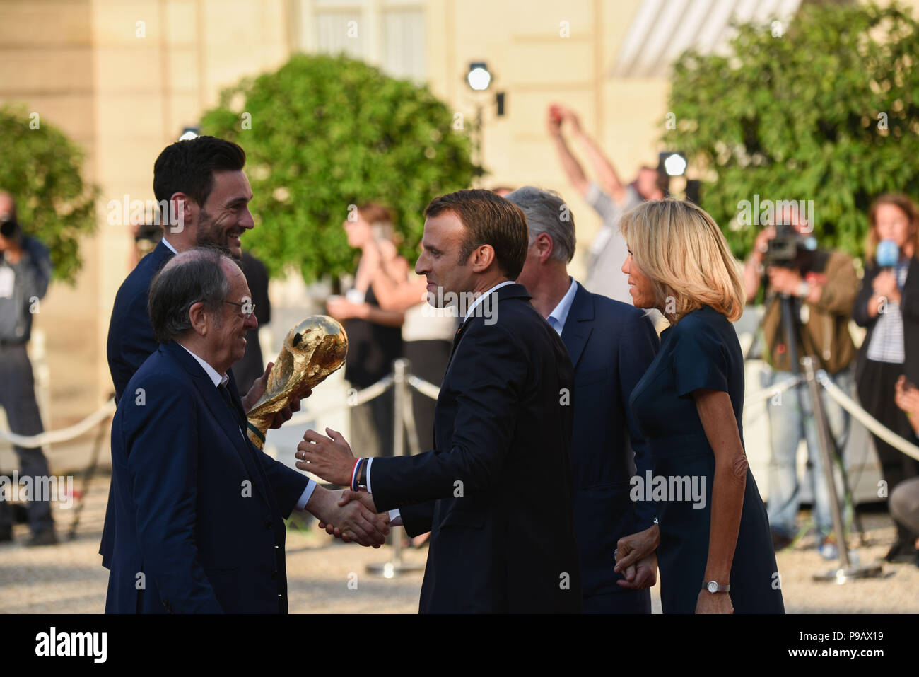 Paris, France. 16th July 2018. French President Emmanuel Macron welcomes Hugo Lloris and the French football team at the presidential Elysee palace in the wake of France's World Cup victory. Le president francais Emmanuel Macron accueille Hugo Lloris et les joueurs de l'equipe de France  au palais de l'Elysee apres leur victoire en Coupe du Monde. *** FRANCE OUT / NO SALES TO FRENCH MEDIA *** Credit: Idealink Photography/Alamy Live News Stock Photo