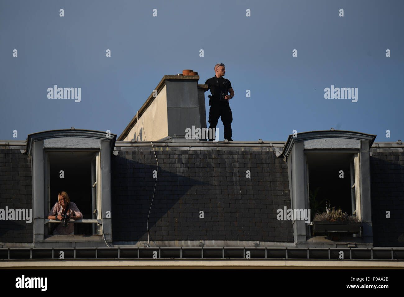 Paris, France. 16th July 2018. Police stand on the roof opposite the Elysee palace as the French football team head to the Elysee palace in the wake of France's World Cup victory. Des policiers sur les toits opposes a l'Elysee alors que le palais présidentiel se prepare a accueillir la reception en l'honneur des champions du monde de football. *** FRANCE OUT / NO SALES TO FRENCH MEDIA *** Credit: Idealink Photography/Alamy Live News Stock Photo