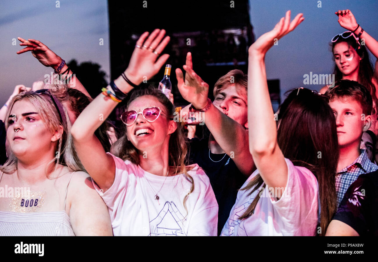 Fans dancing and smiling while Alt-J perform live on the Obelisk Stage at Latitude Festival, Henham Park, Suffolk, England, 15th July, 2018 Stock Photo
