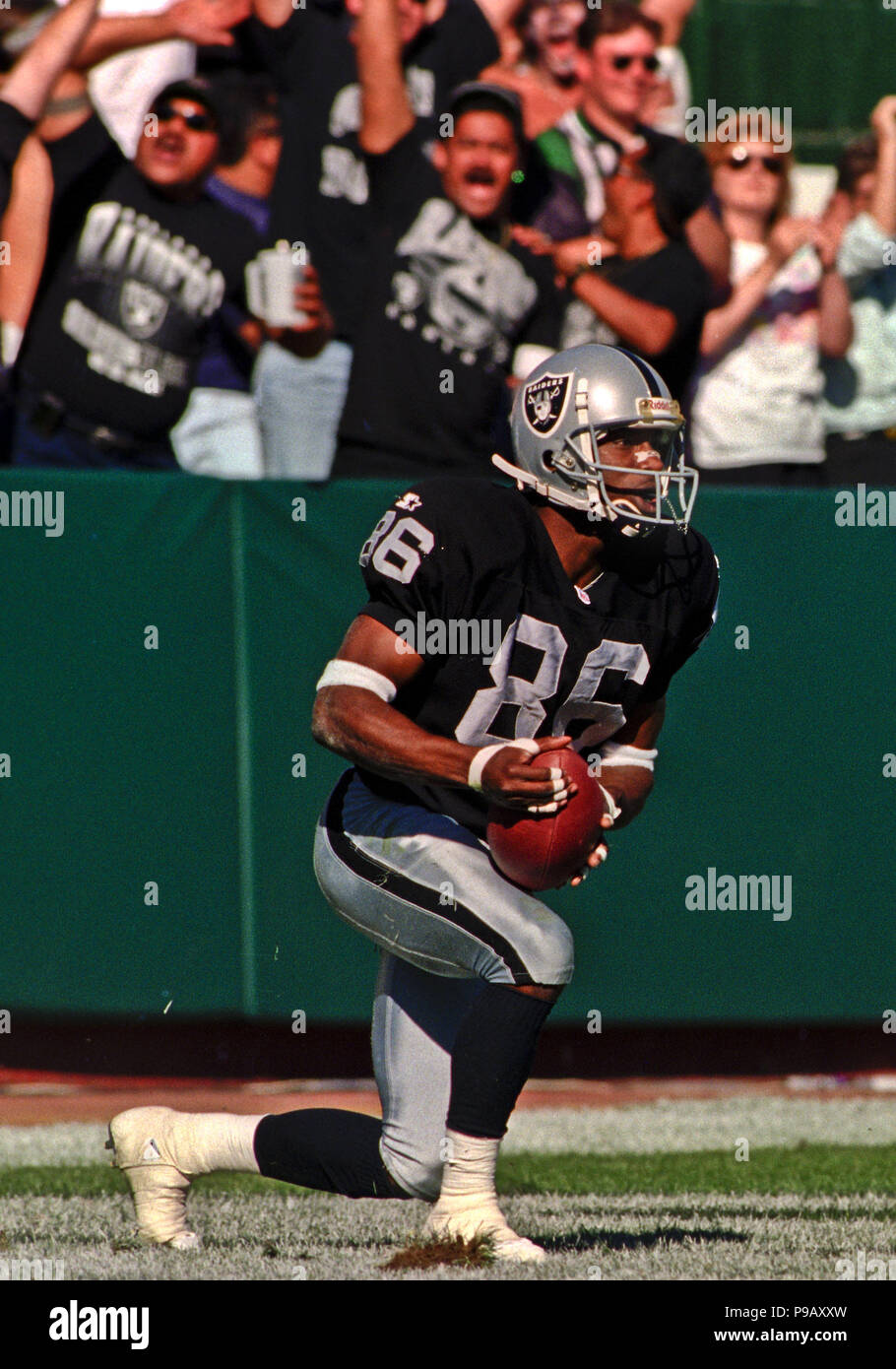 Oakland, California, USA. 22nd Oct, 1995. Oakland Raiders vs. Indianapolis  Colts at Oakland Alameda County Coliseum Sunday, October 22, 1995. Raiders  beat Colts 30-17. Oakland Raiders wide receiver Rocket Ismail (86) makes