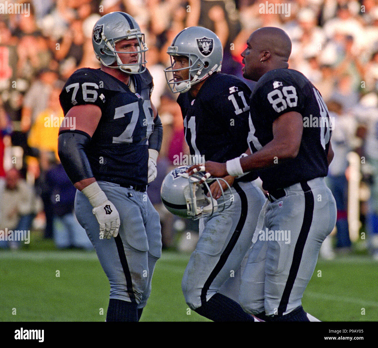 Oakland, California, USA. 19th Nov, 1995. Oakland Raiders vs. Dallas  Cowboys at Oakland Alameda County Coliseum Sunday, November 19, 1995.  Cowboys beat Raiders 34-21. Oakland Raiders guard Steve Wisniewski (76),  quarterback Vince