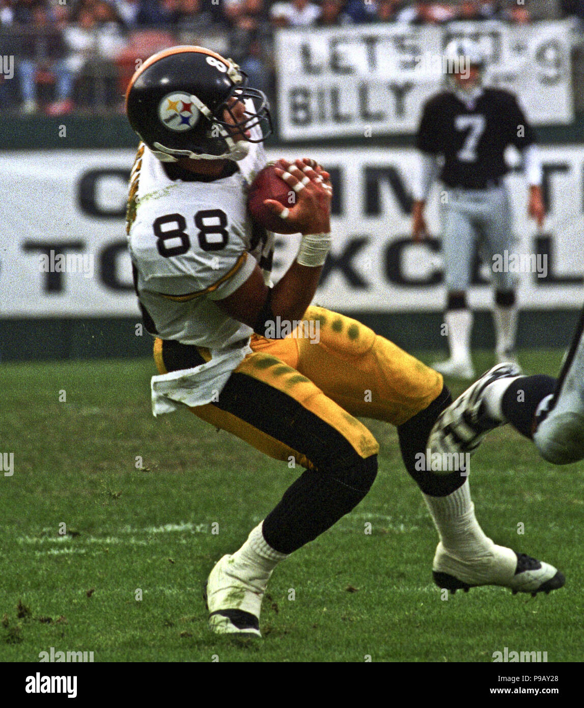 Oakland, California, USA. 10th Dec, 1995. Oakland Raiders vs. Pittsburgh  Steelers at Oakland Alameda County Coliseum Sunday, December 10, 1995.  Steelers beat Raiders 29-10. Oakland Raiders defensive end Anthony Smith  (94) celebrates