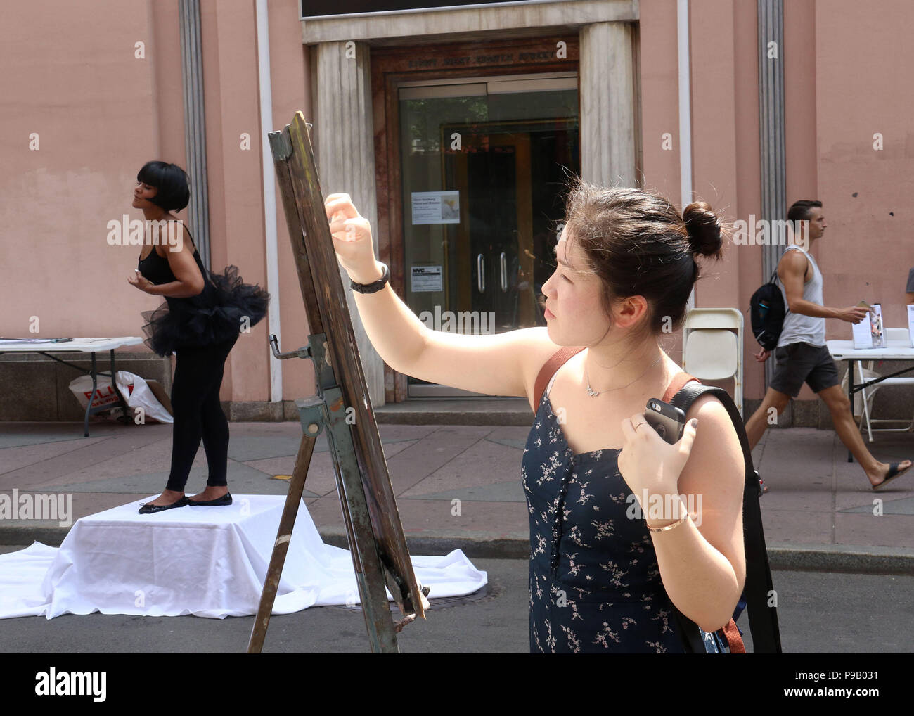 new-york-city-new-york-usa-14th-july-2018-a-view-of-an-outdoor-sketching-class-and-model