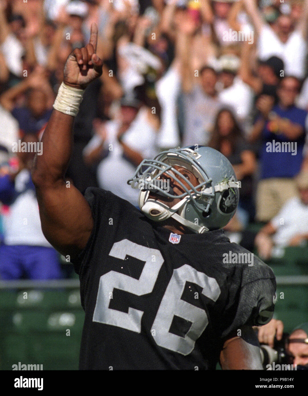 RAIDERS KAUFMAN 3-C-09DEC99-SP-MAC Oakland Raiders V. Tennessee Titans.  Raiders 72- Lincoln Kennedy leads the way for running back 26- Napoleon  Kaufman on a sweep. by Michael Macor/The Chronicle (MICHAEL MACOR/San  Francisco Chronicle