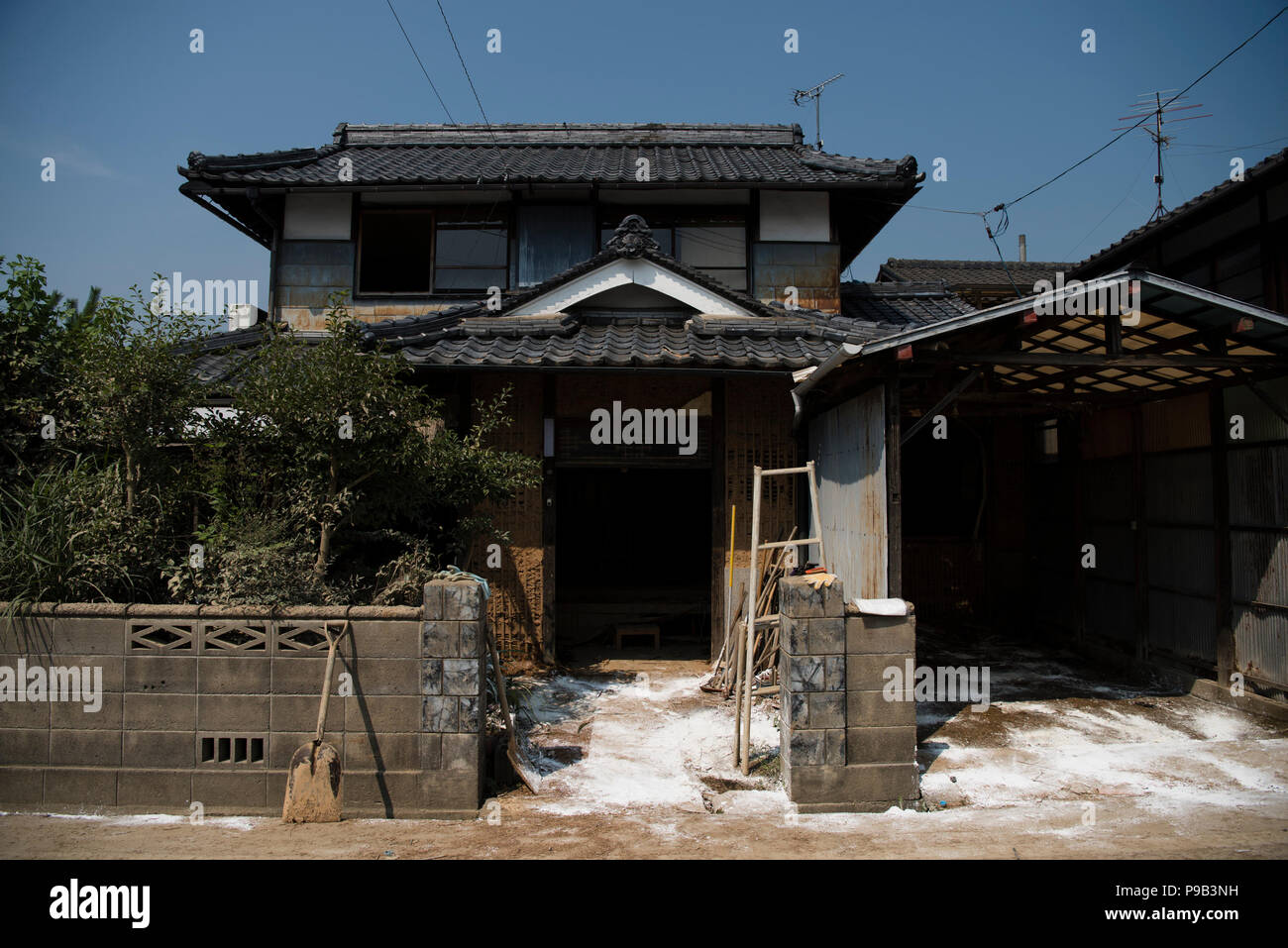 Okayama, Japan. 17th July 2018. Lime powder is used to treat odor at a home with flood damage in Mabicho, Kurashiki, Okayama Prefecture, Japan. More than 200 people died in floods and landslides caused by torrential rains more than a week ago. On Sunday, the government announced the weather event would be designated an extremely severe disaster, freeing up recovery funds for the affected areas. Cleanup and recovery efforts have been hampered by extreme heat. Credit: Aflo Co. Ltd./Alamy Live News Stock Photo