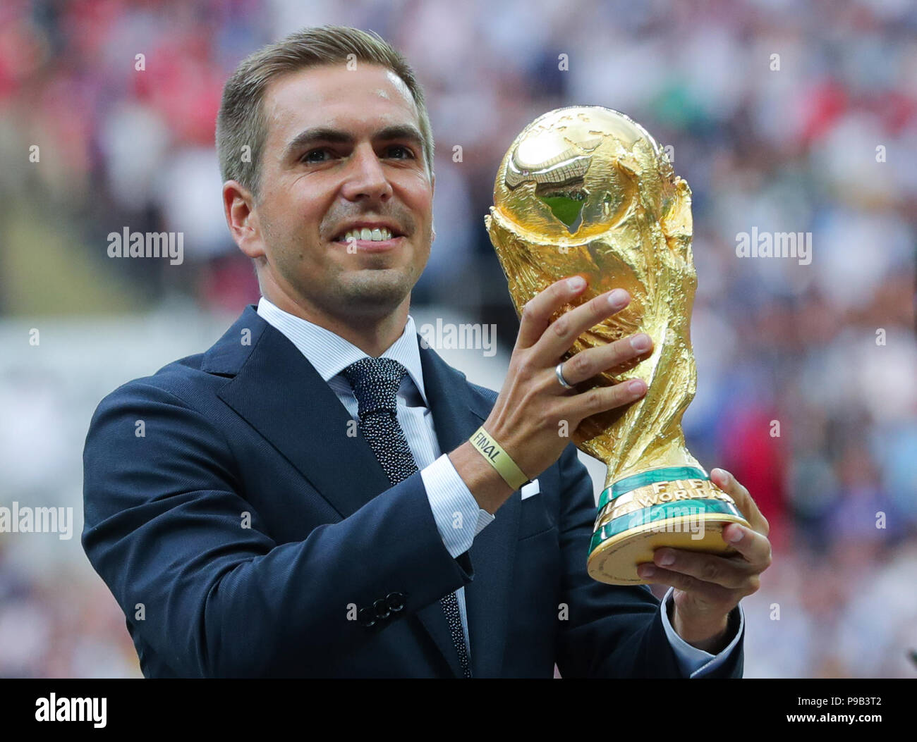 Moscow, Russia. 15th July, 2018. Soccer, World Cup, France vs Croatia, final at the Luschniki stadium. Philipp Lahm from Germany, who won the world cup in 2014, presenting the world cup trophy in the stadium before the start of the game. Credit: Christian Charisius/dpa/Alamy Live News Stock Photo