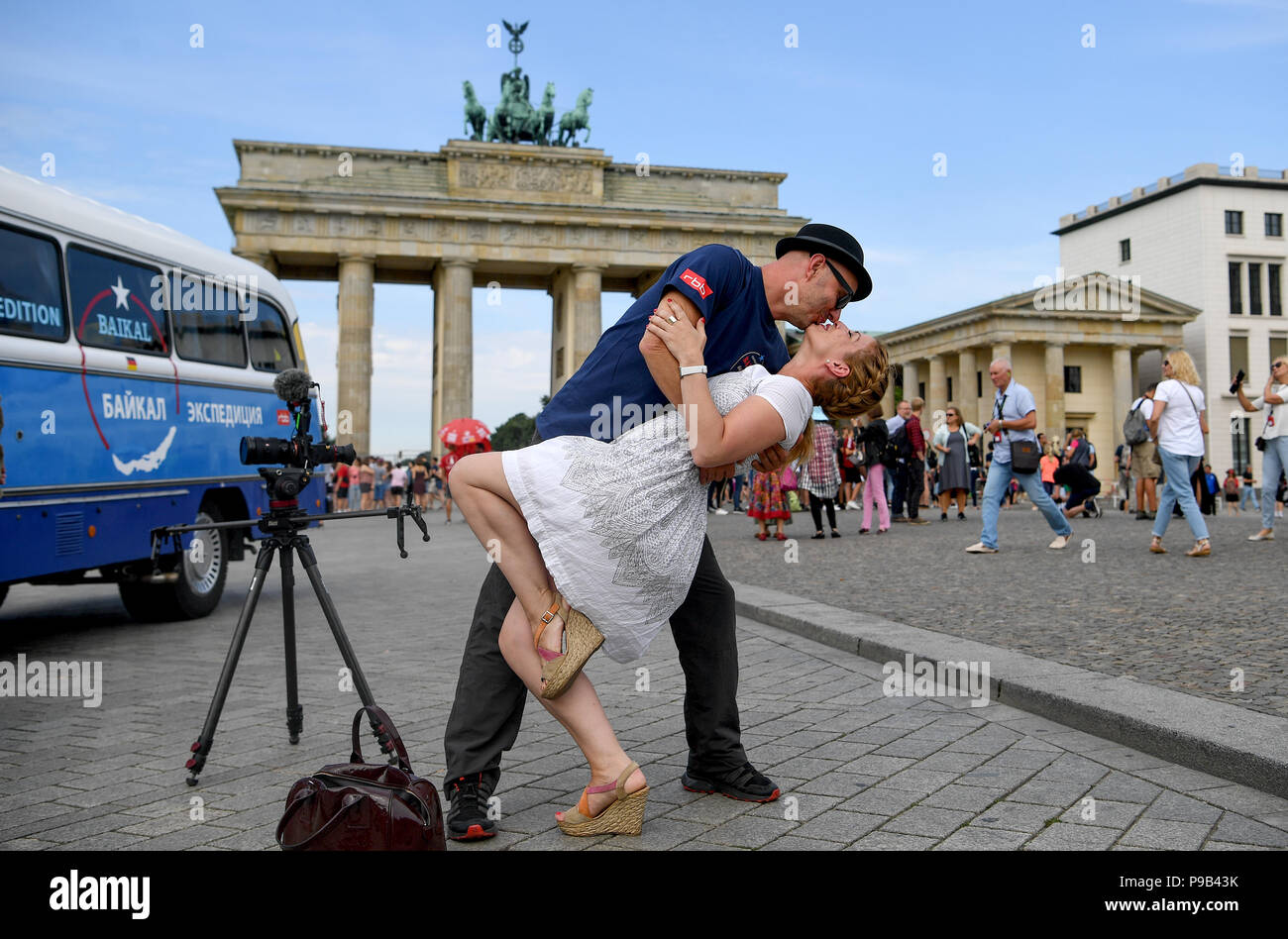 Berlin, Germany. 17th July, 2018. Cameraman Jan Urbanski kissing his wife Kathleen in front of the Brandenburg Gate before dpearting. The 7000km trip through Poland, the Baltic Region and Russia to Lake Baikal is being filmed for the travel report from Rundfunk Berlin-Brandenburg (RBB, lit. Berlin-Brandenburg broadcaster) 'Expedition Baikal -Mit dem Robur nach Sibirien' (lit. Expeditions Baikal - with the Robur to Siberia). Credit: Britta Pedersen/dpa-Zentralbild/dpa/Alamy Live News Stock Photo