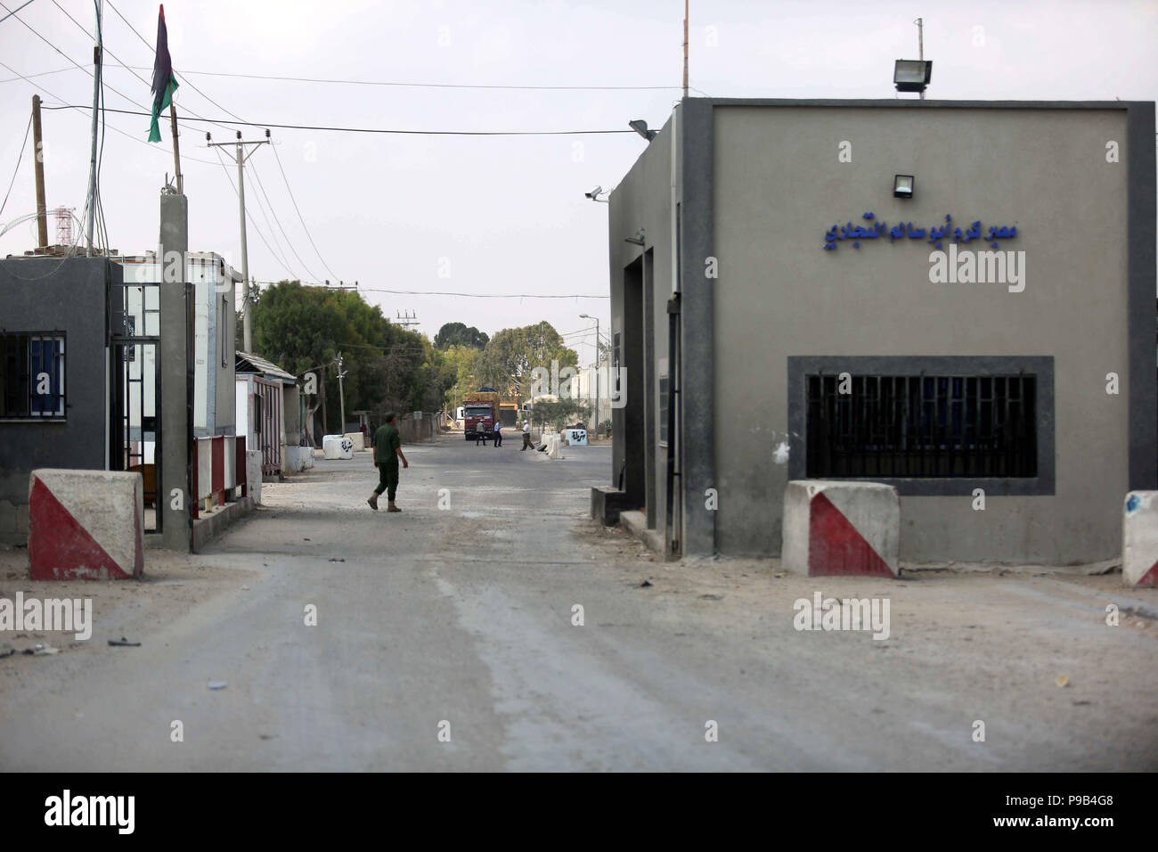 Rafah, Gaza Strip, Palestinian Territory. 17th July, 2018. Palestinian security forces stand at the gate of the Kerem Shalom crossing, the main passage point for goods entering Gaza, in the southern Gaza Strip town of Rafah, on July 17, 2018. Israel further tightened its blockade of the Gaza Strip preventing fuel deliveries through its only goods crossing with the Palestinian enclave after scores of kites carried firebombs across the border to burn Israeli farmland Credit: Ashraf Amra/APA Images/ZUMA Wire/Alamy Live News Stock Photo